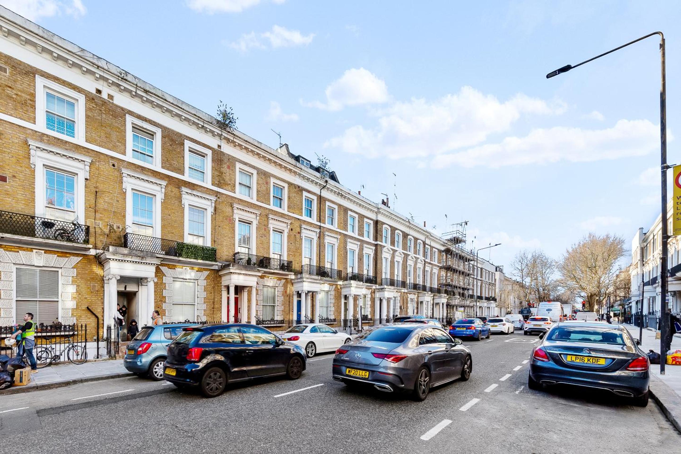 Balcony Blue Theme 1 Bedroom Central London Luxury Flat Near Hyde Park! Accommodates up to 6! Double Sofa Bed and Next to Station!