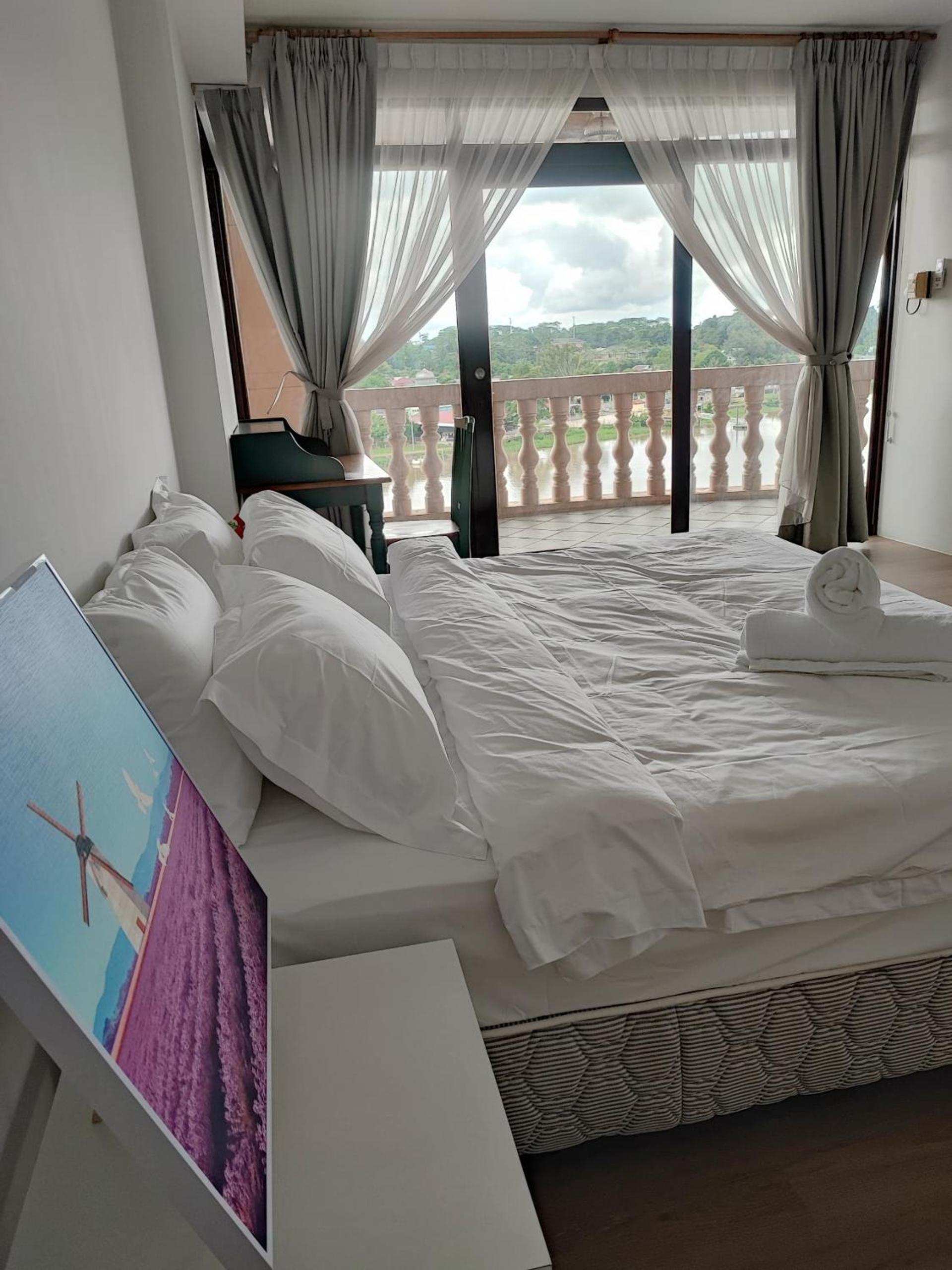 Cozzzy hut Riverbank Suites Kuching with spectacular River view photo 2