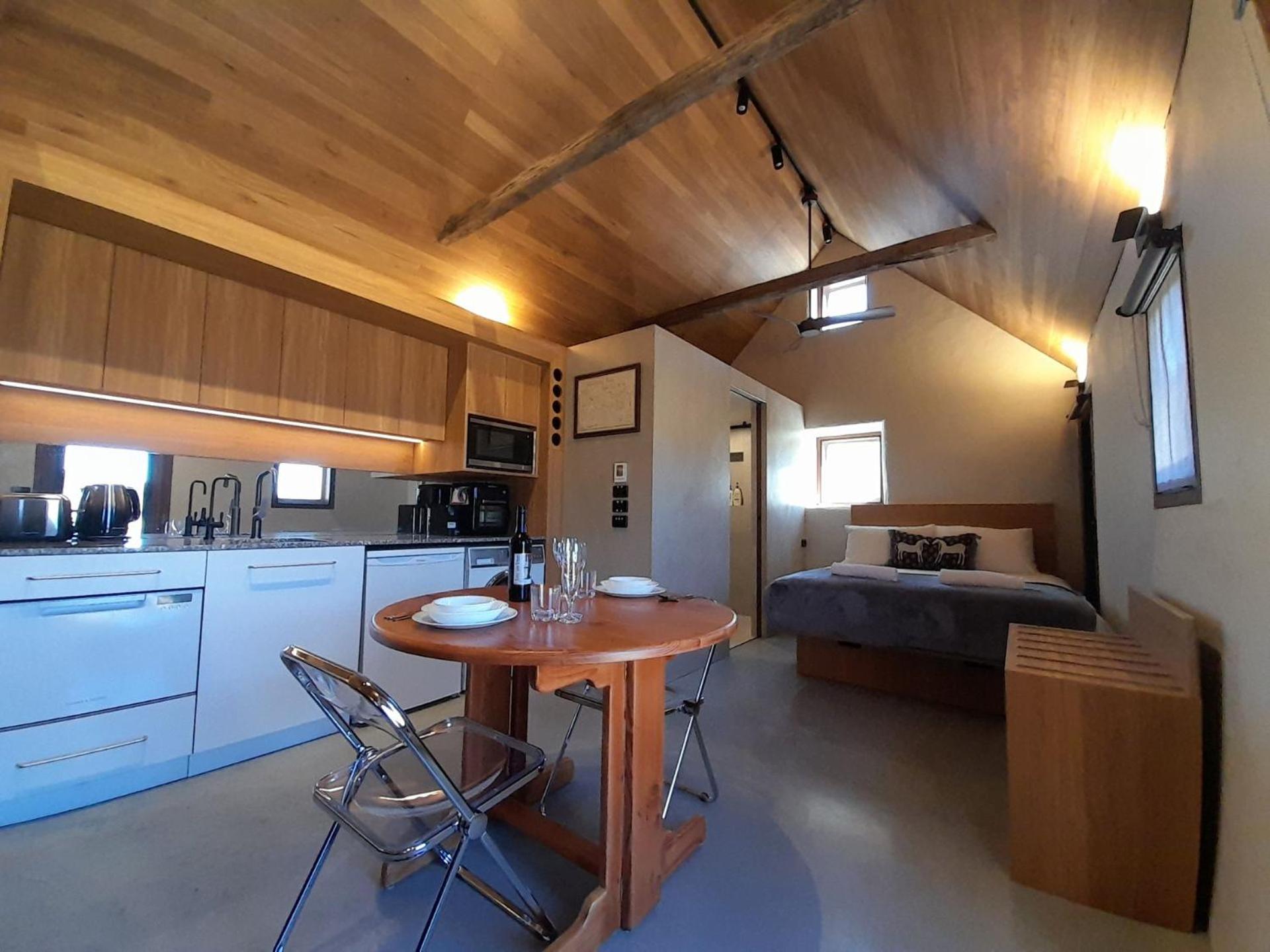 The Stone Cottage at Wollondibby - Heritage Listed l Renovated l Fire Place
