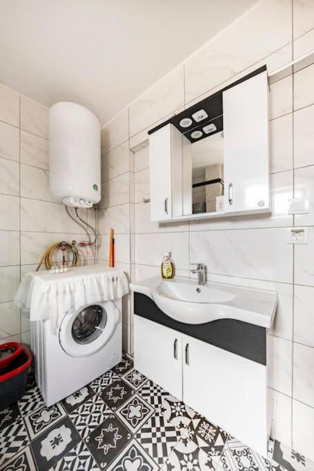 Arya Roof House - Image 22