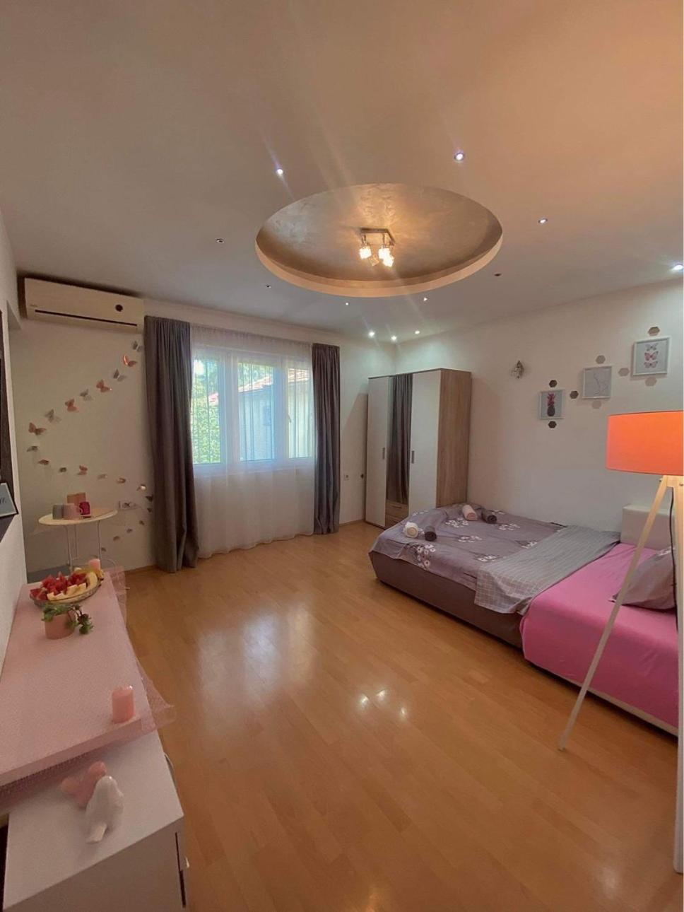Central Comfort Apartment 5 Minute Walk to Beach, Free Parking, 2 BR view 5