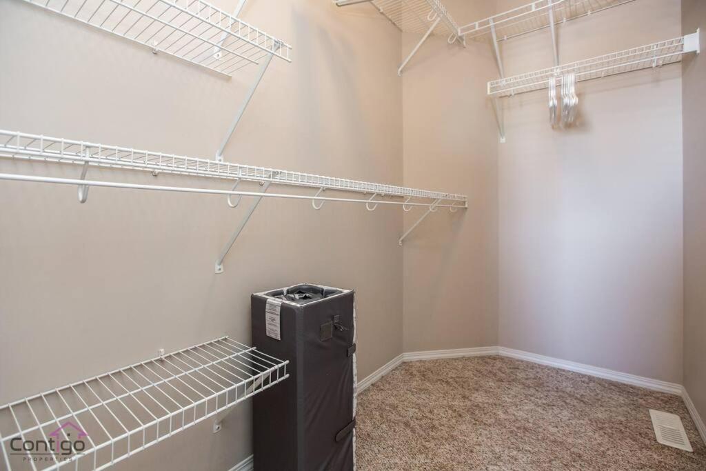 Stylish Euro Vibes Home, Small Gym, AC, Yard, Office