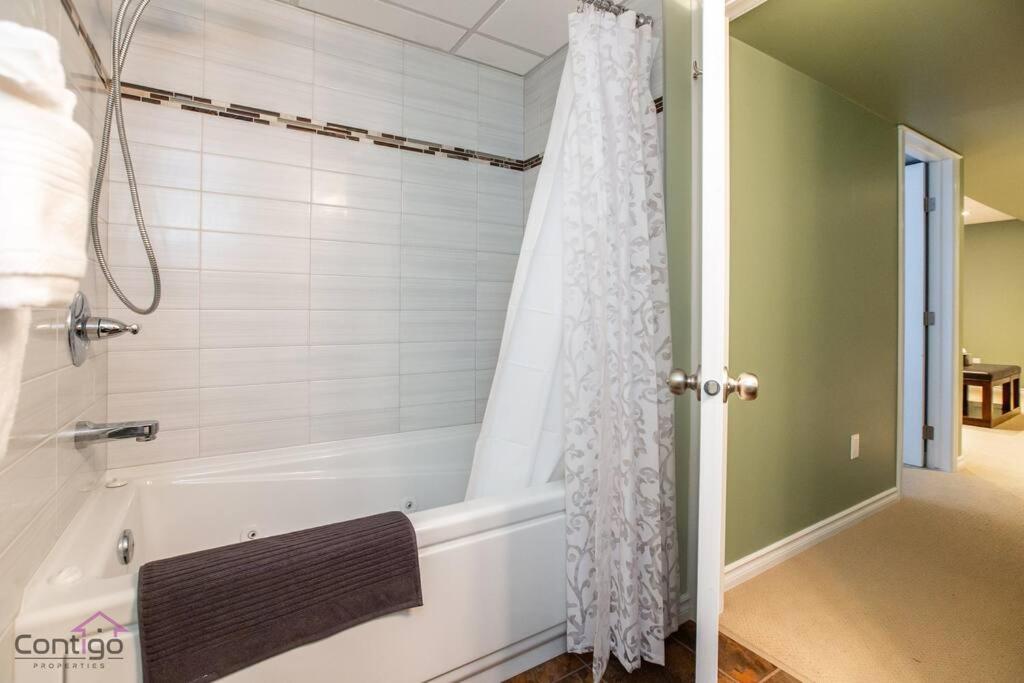 Stylish Euro Vibes Home, Small Gym, AC, Yard, Office