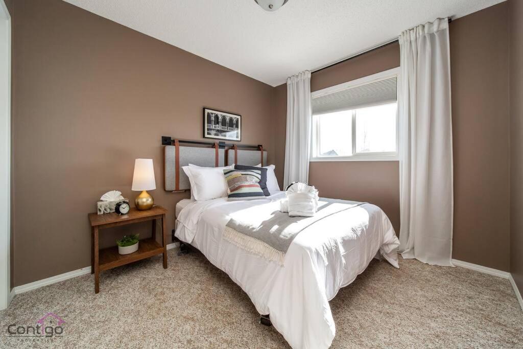 Stylish Euro Vibes Home, Small Gym, AC, Yard, Office