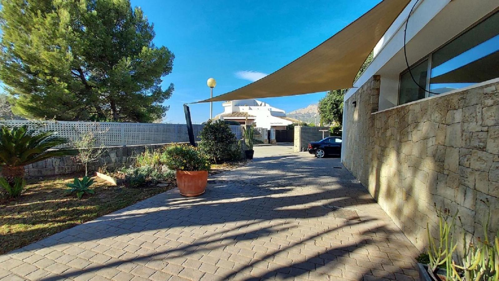 Moderne u. großzügige Villa, Panoramablick und Privatpool, ideal für 2 Familien view 3
