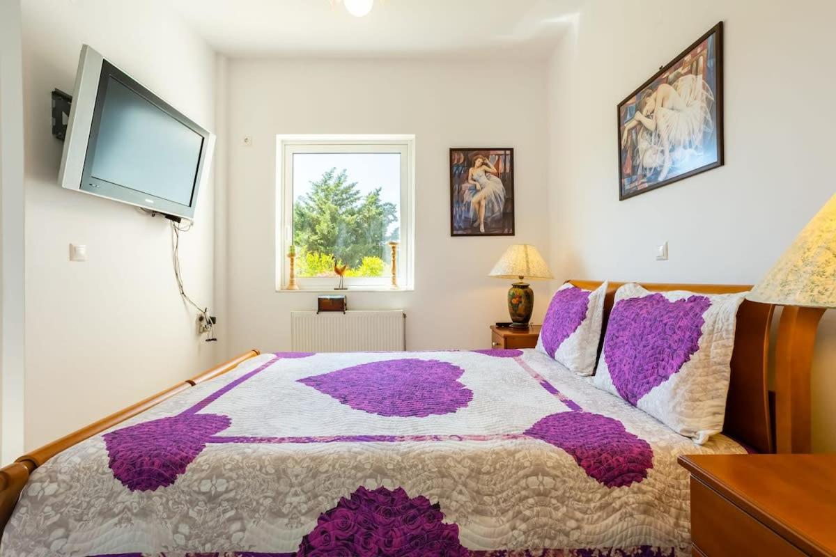 Beachfront Haven - Peaceful Seaside Retreat photo 2