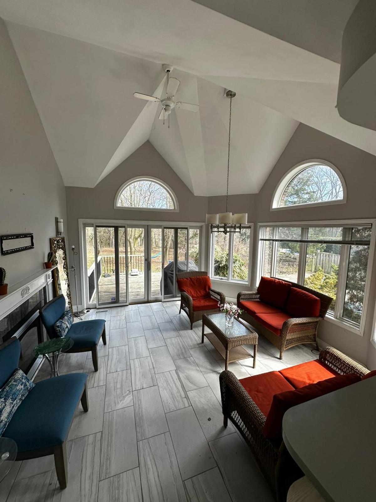 Executive Suite in a Victorian Style Bungalow P4b