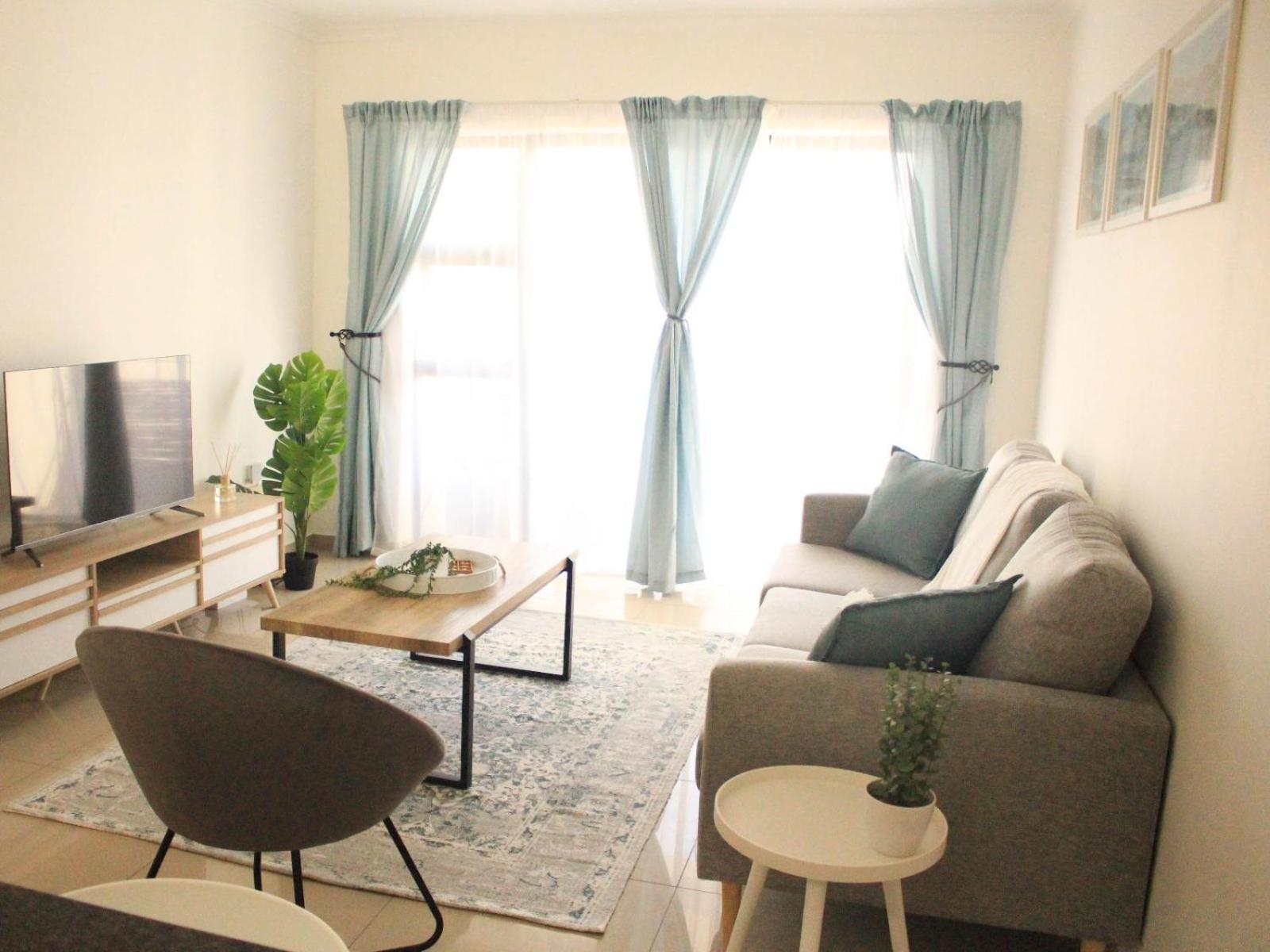 Modern 2 bedroom apartment close to shops & beach view 3