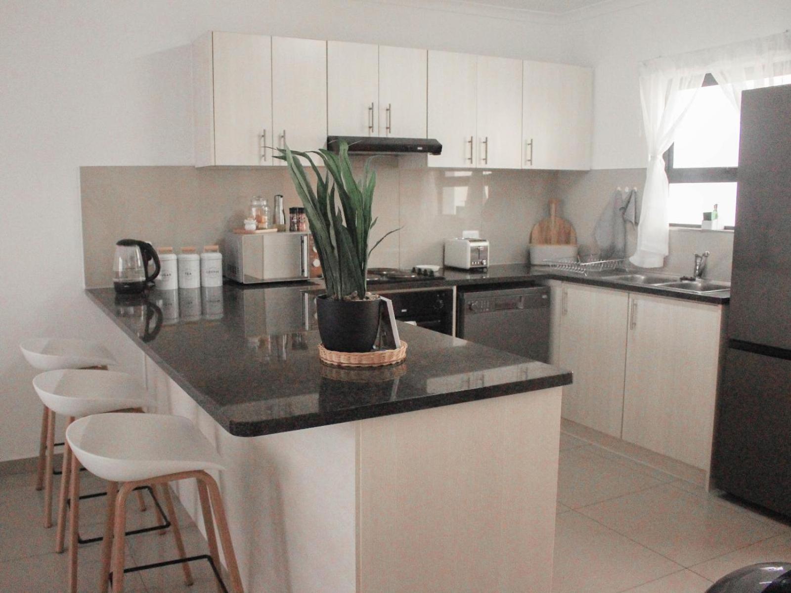 Modern 2 bedroom apartment close to shops & beach view 4