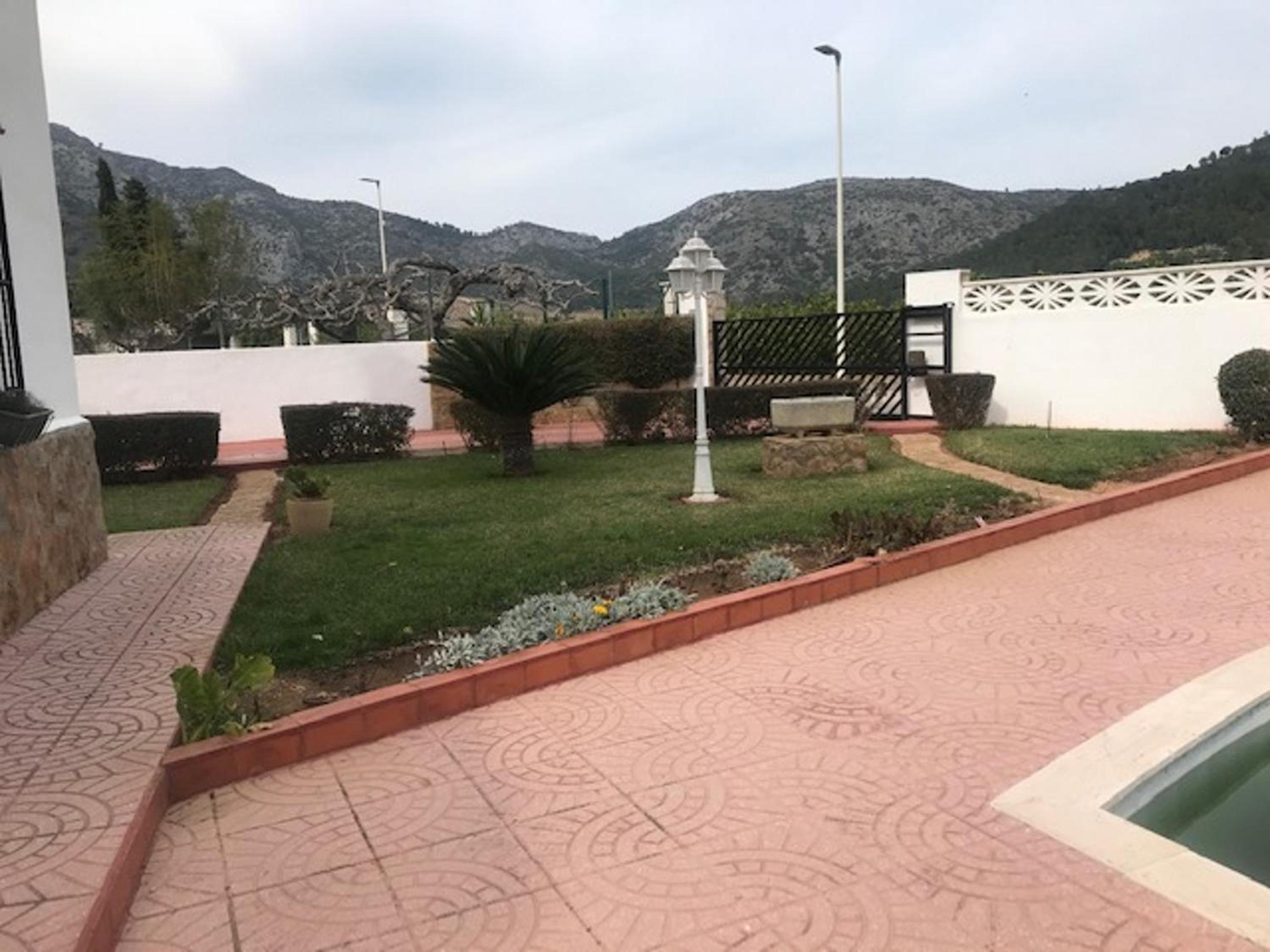 Spacious villa with pool in Valencia 300m² ideal for 6 guests view 3