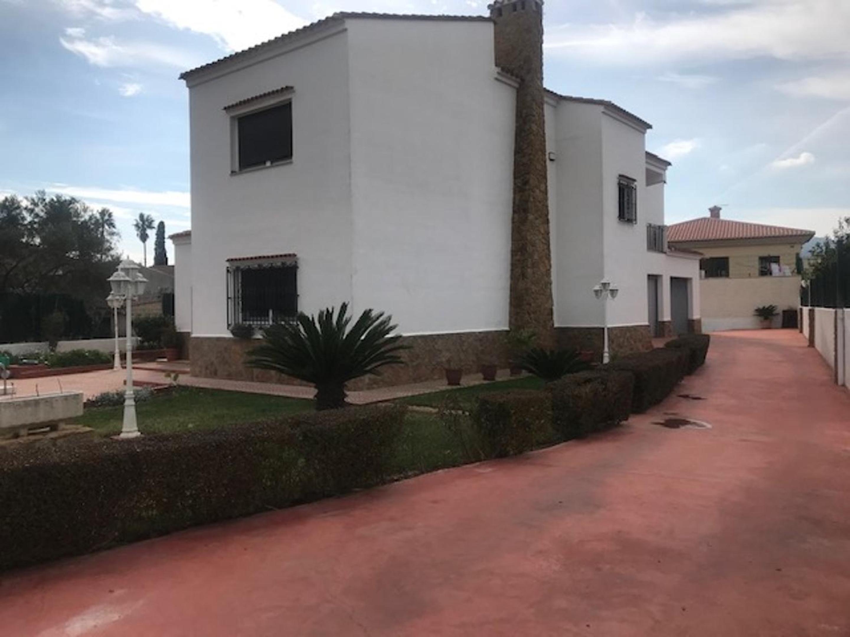 Spacious villa with pool in Valencia 300m² ideal for 6 guests view 5