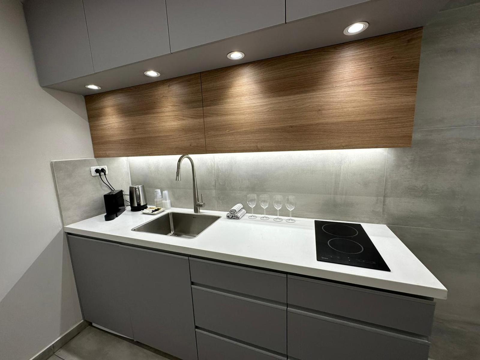 Mamilla Brilliant Emerald 2 view 3