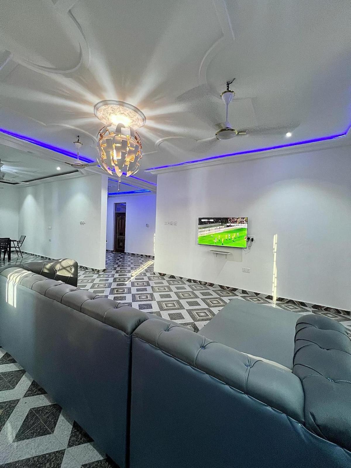 5 Bedroom House Sleeps 12 -Balcony -Hired security view 2