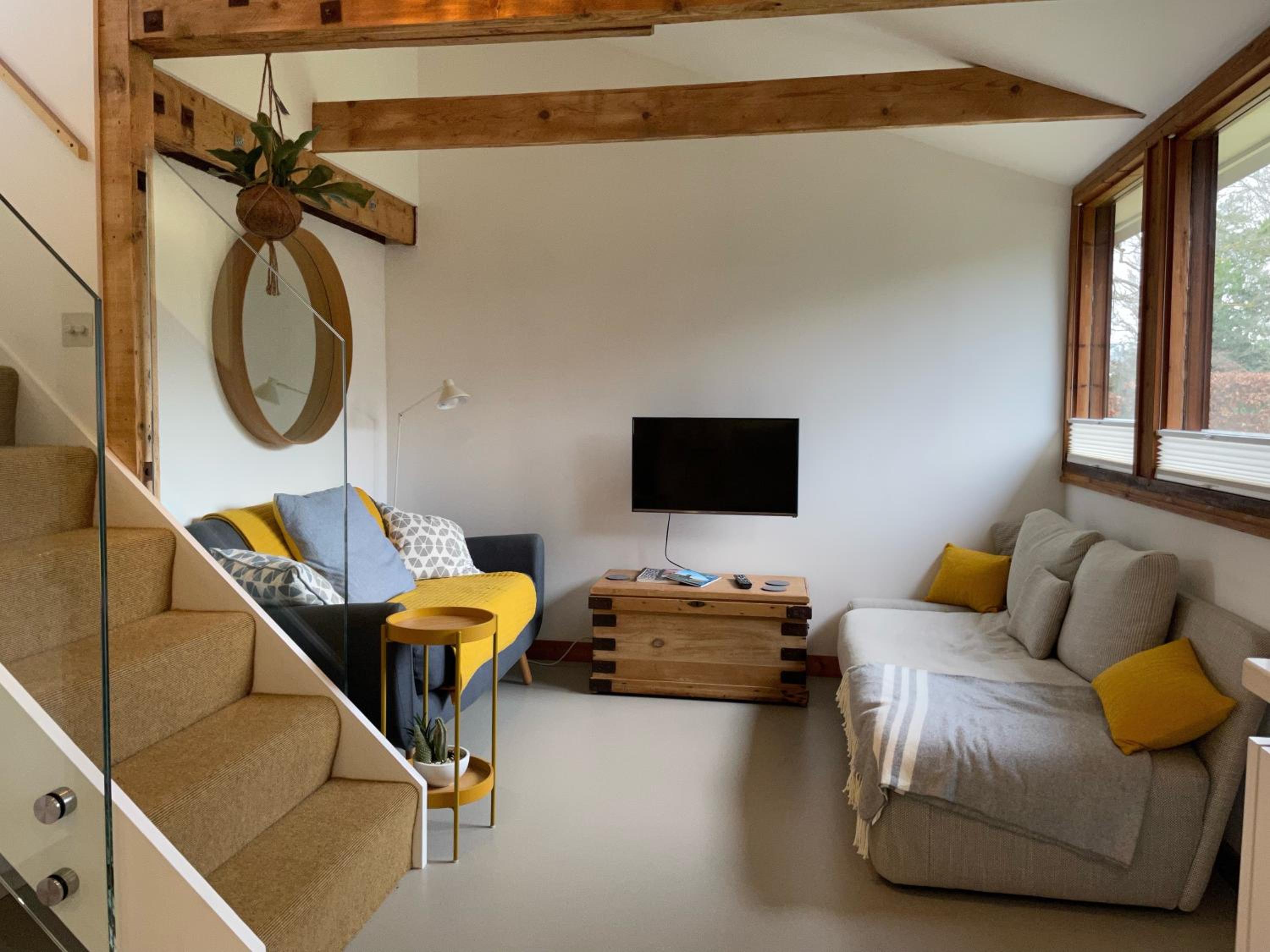 Unique & Rural Child Friendly Annexe with Large Gardens, Games & Tennis Court - Chichester Holiday Properties view 3