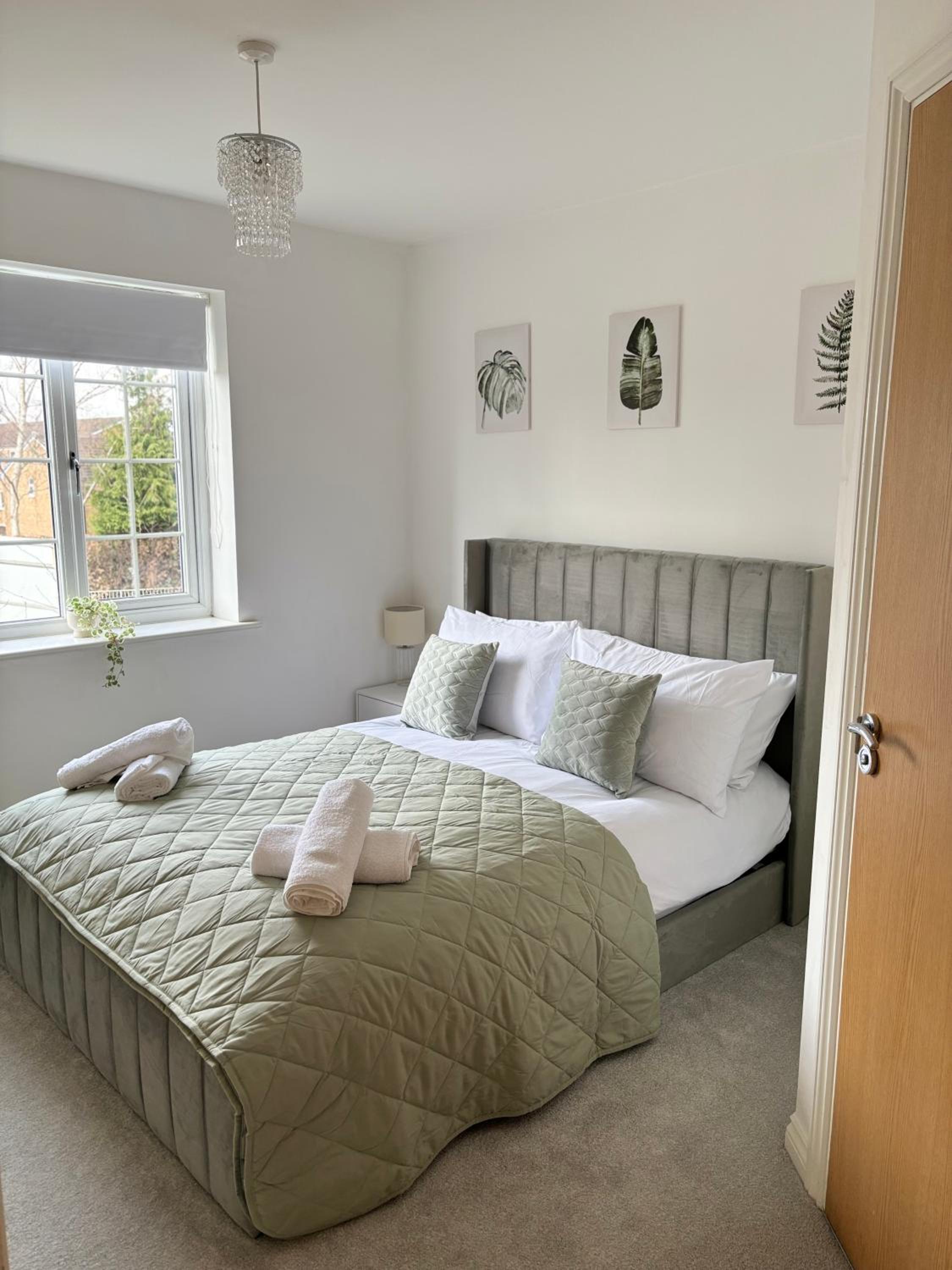 Spacious Retreat with Parking: Ideal for Families & Contractors view 3