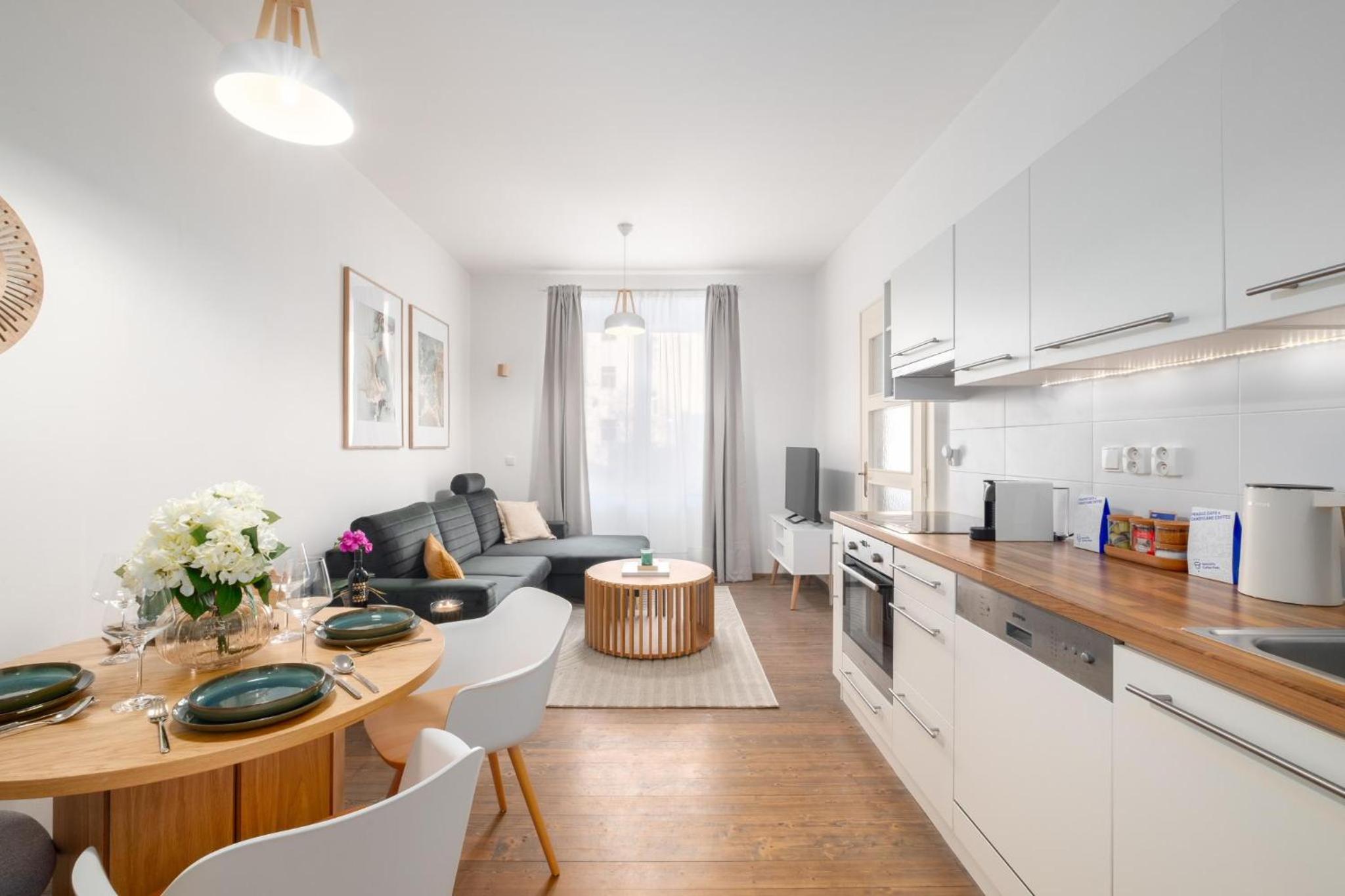Cozy apartment with workspace in Libeň by Prague Days
