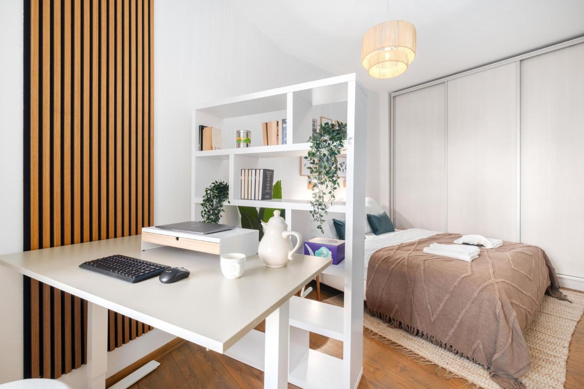 Cozy apartment with workspace in Libeň by Prague Days
