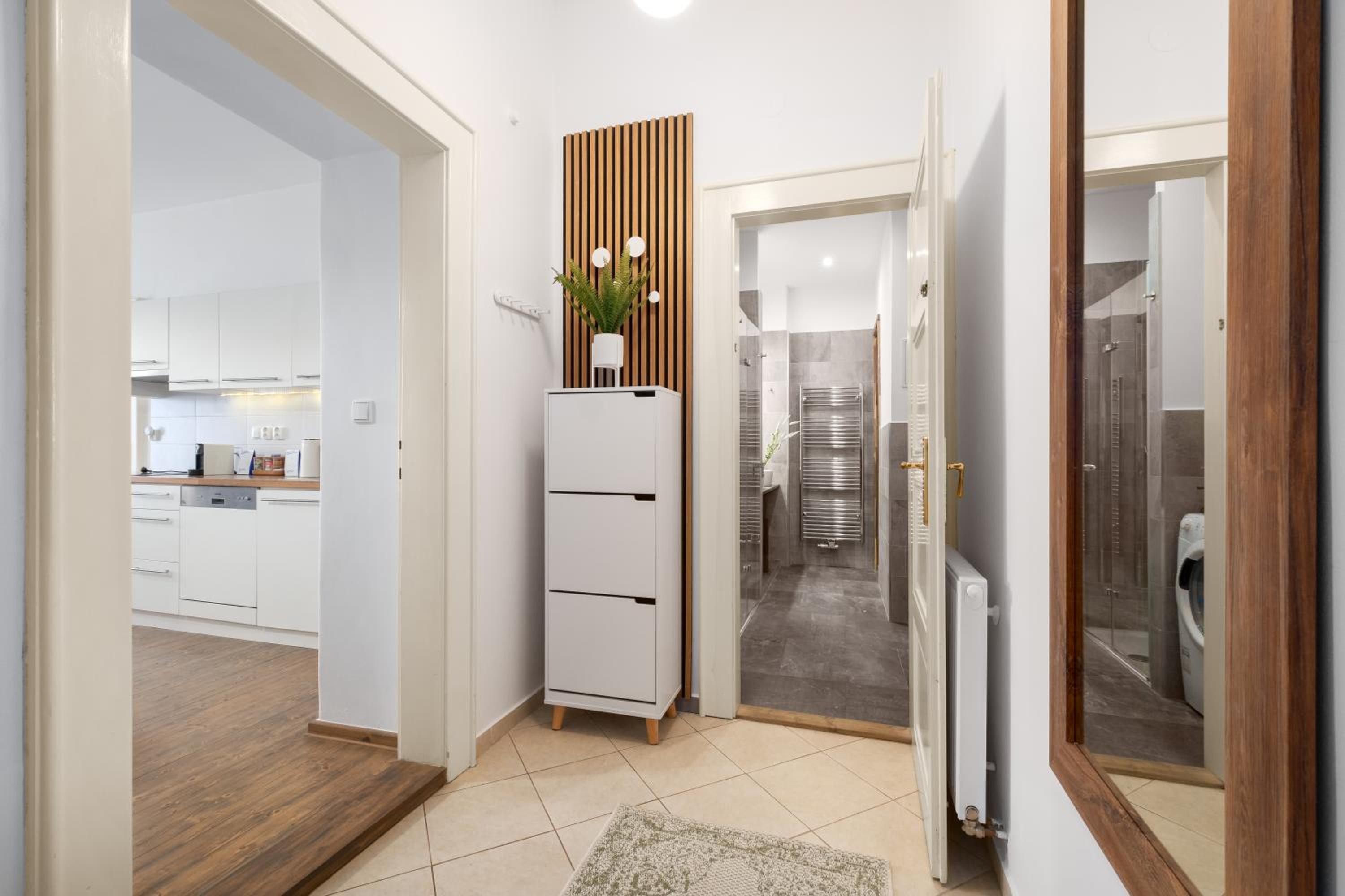 Cozy apartment with workspace in Libeň by Prague Days