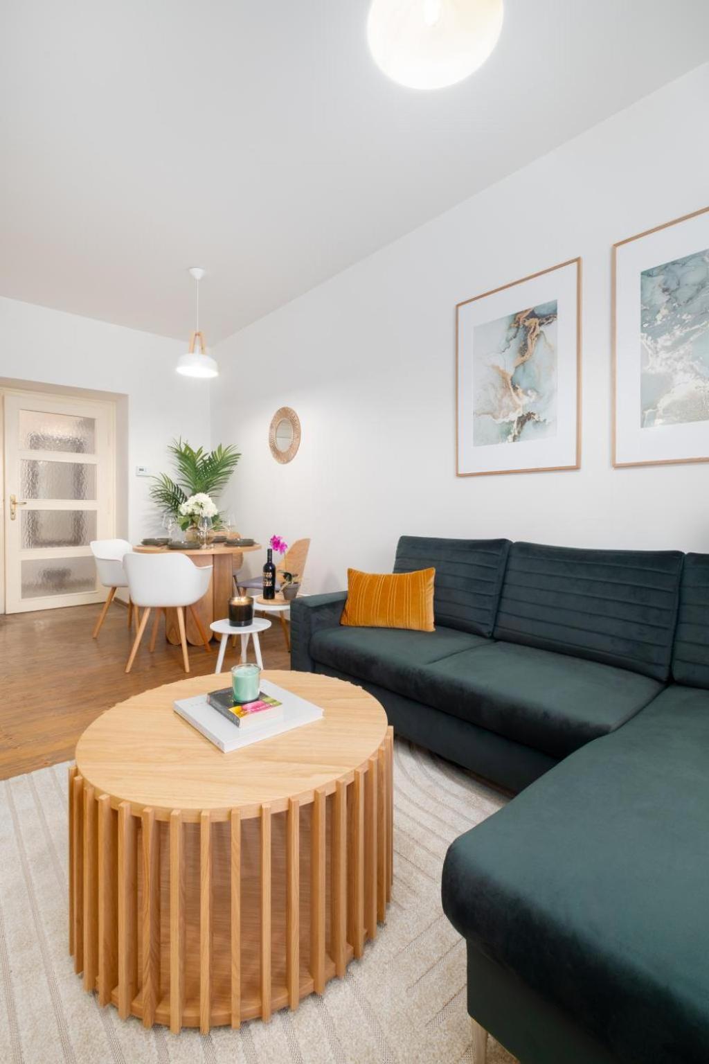 Cozy apartment with workspace in Libeň by Prague Days