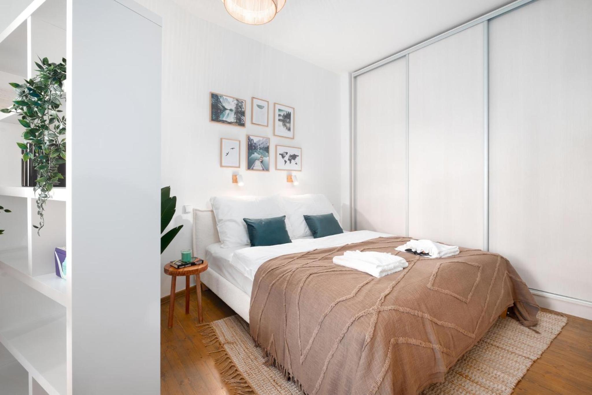 Cozy apartment with workspace in Libeň by Prague Days