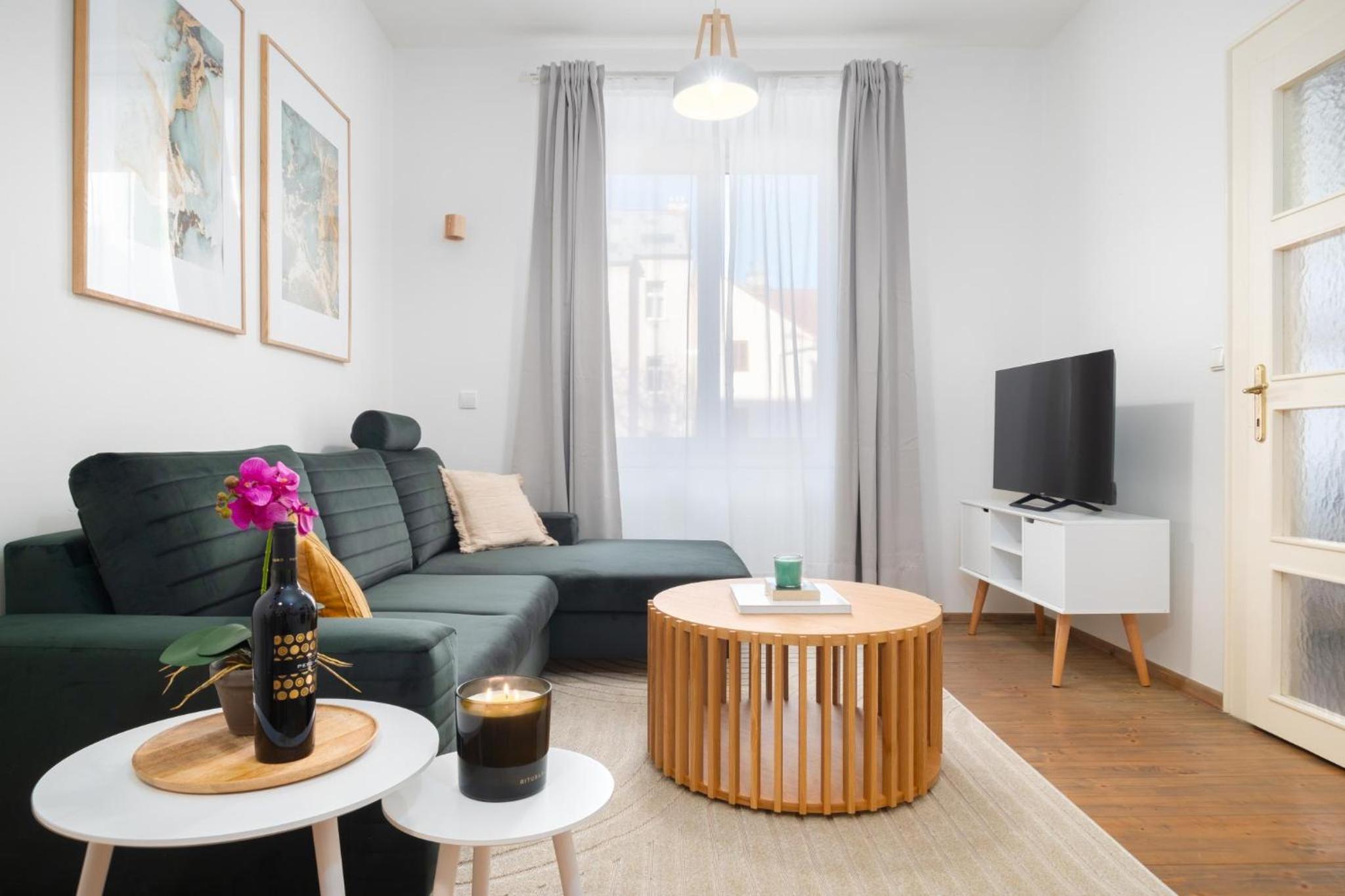 Cozy apartment with workspace in Libeň by Prague Days