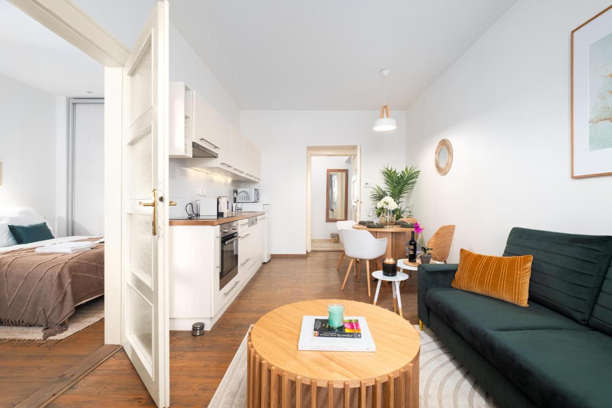 Cozy apartment with workspace in Libeň by Prague Days