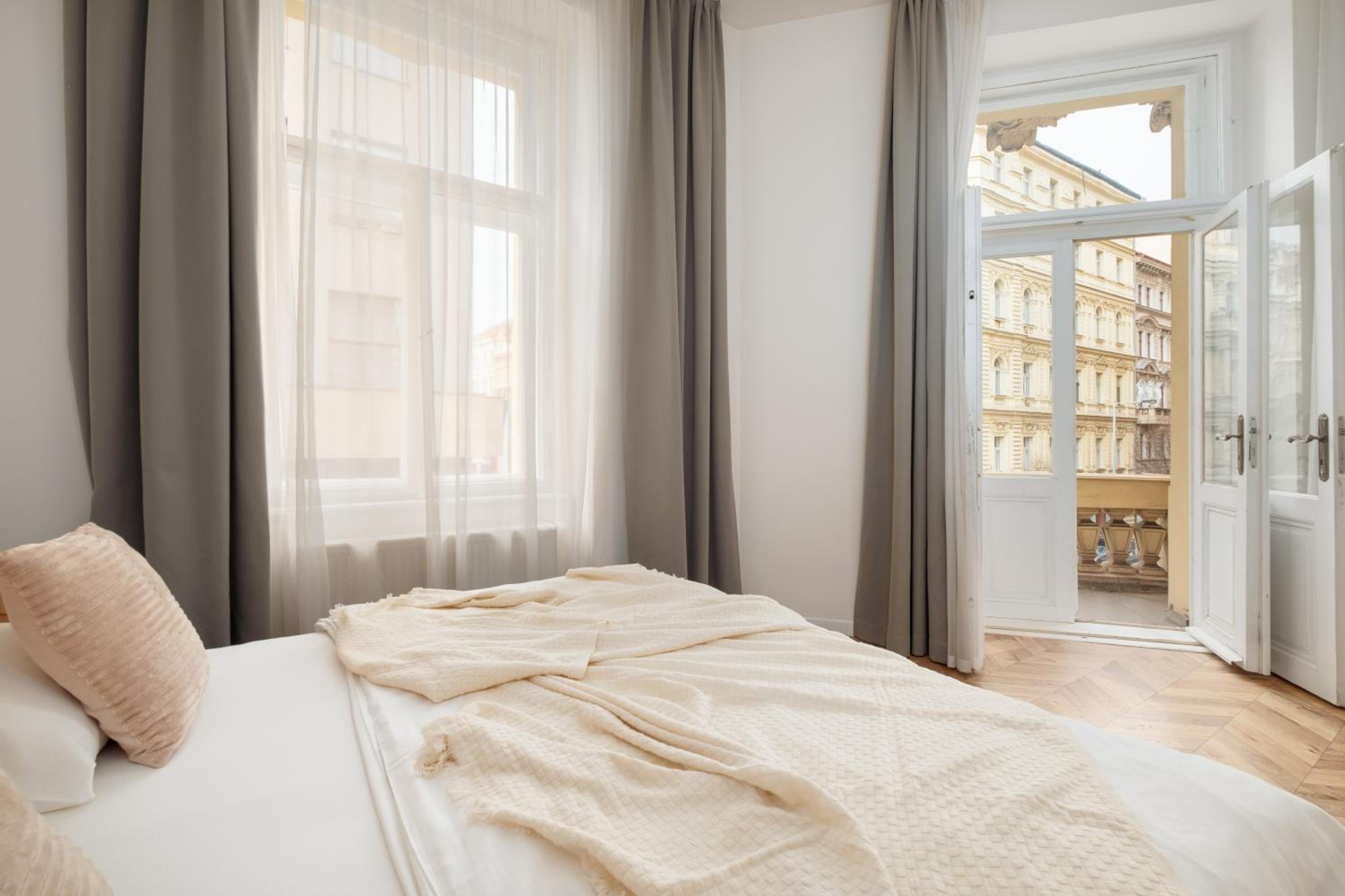 Prague Days - Spacious Apartment with Balcony near Wenceslas Square