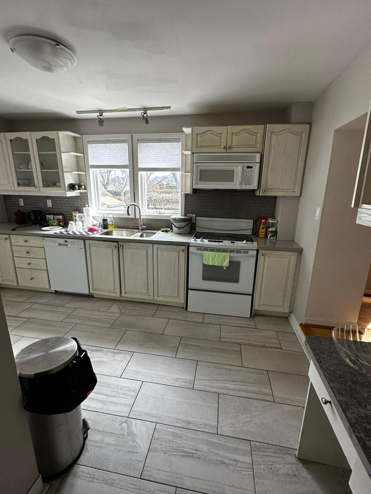 Luxurious Private Room Close to Amenities 25 Min to Downtown Toronto P2b