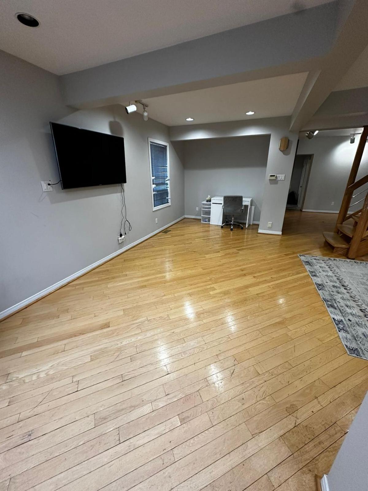 Luxurious Private Room Close to Amenities 25 Min to Downtown Toronto P2b