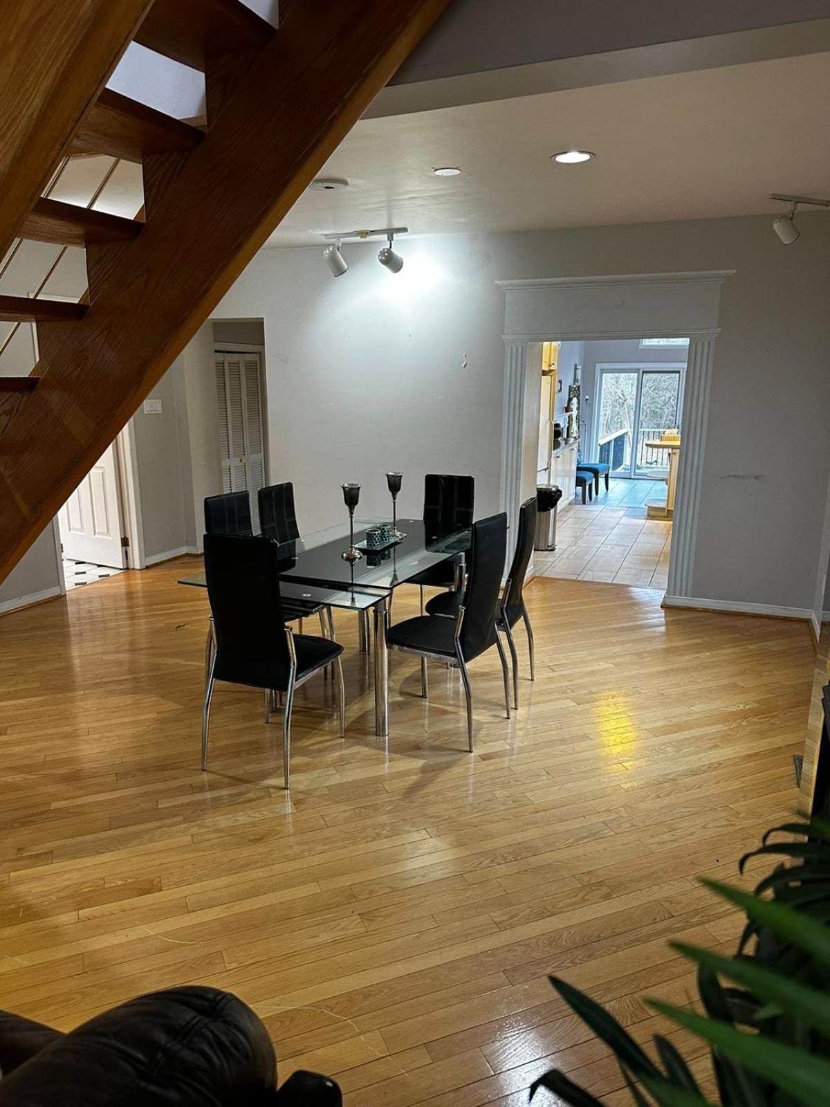 Luxurious Private Room Close to Amenities 25 Min to Downtown Toronto P2b