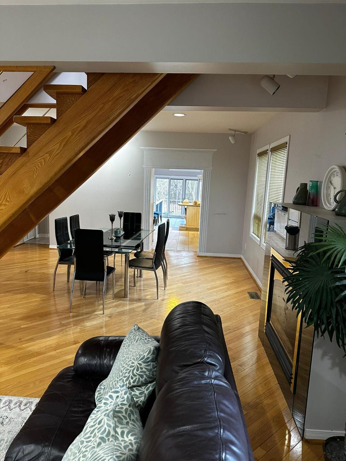Luxurious Private Room Close to Amenities 25 Min to Downtown Toronto P2b