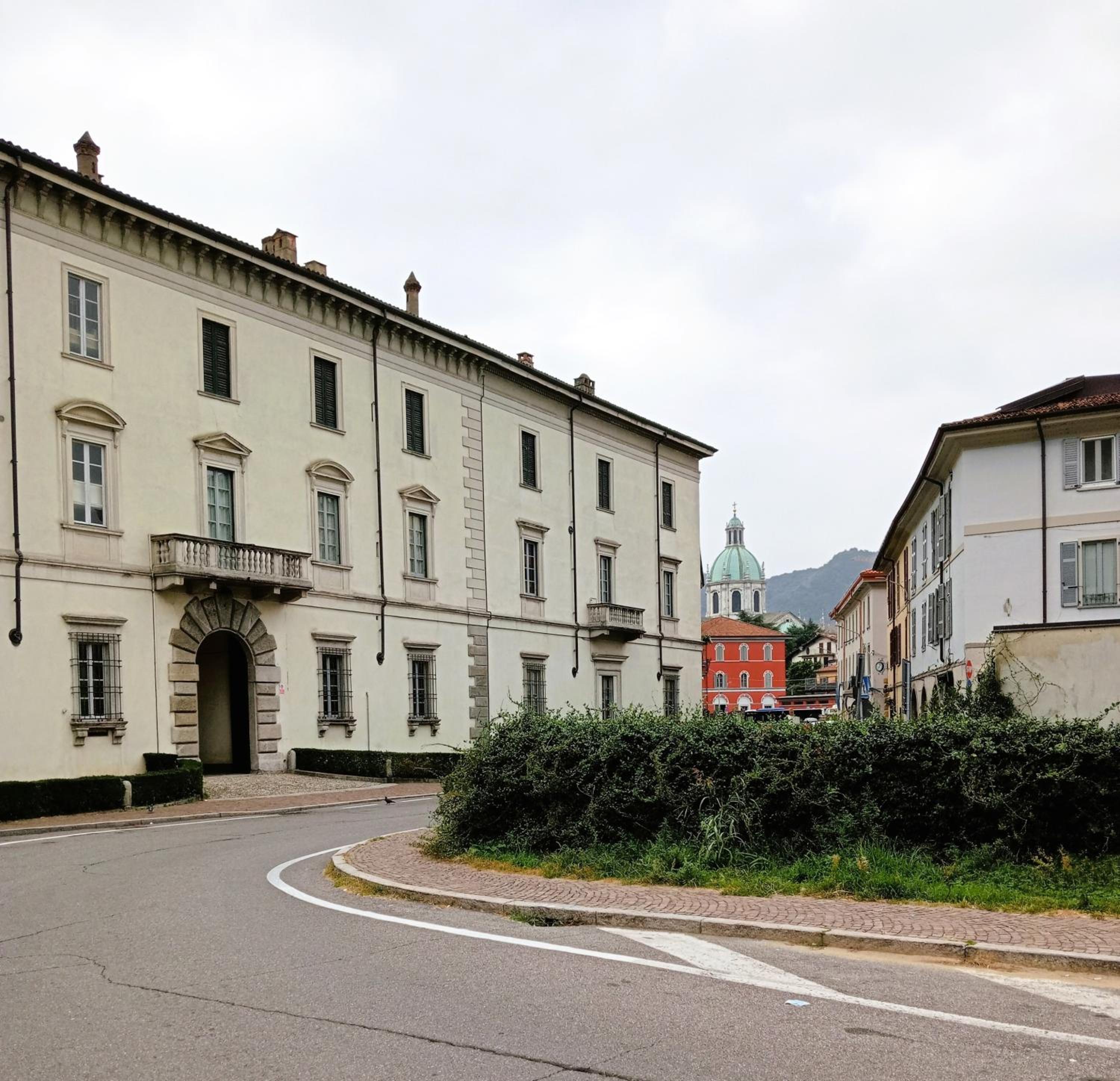Romantic White Apartment - 5 minutes from the lake view 3