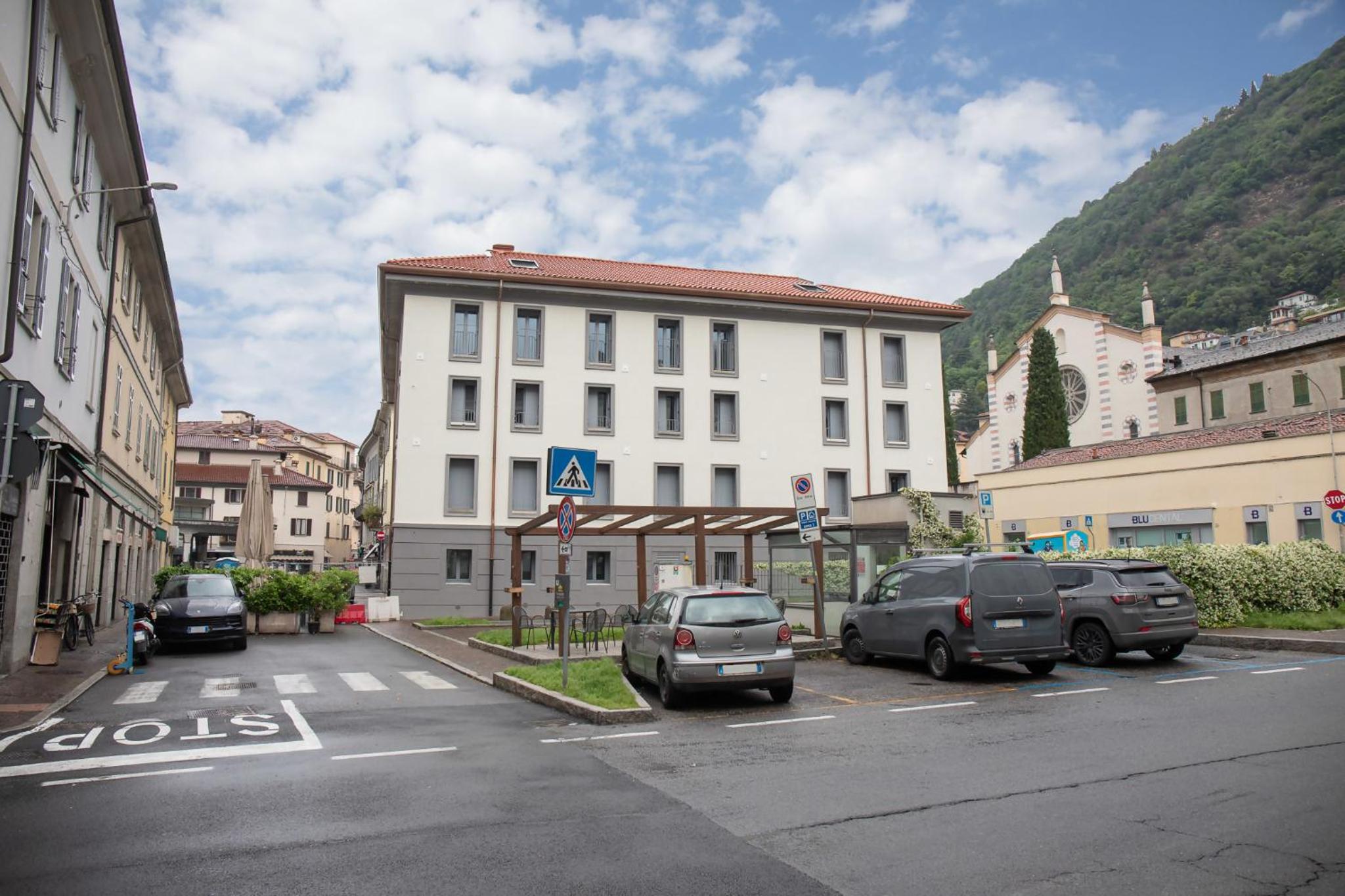 Stylish Grey Apartment - 5 minutes from the lake