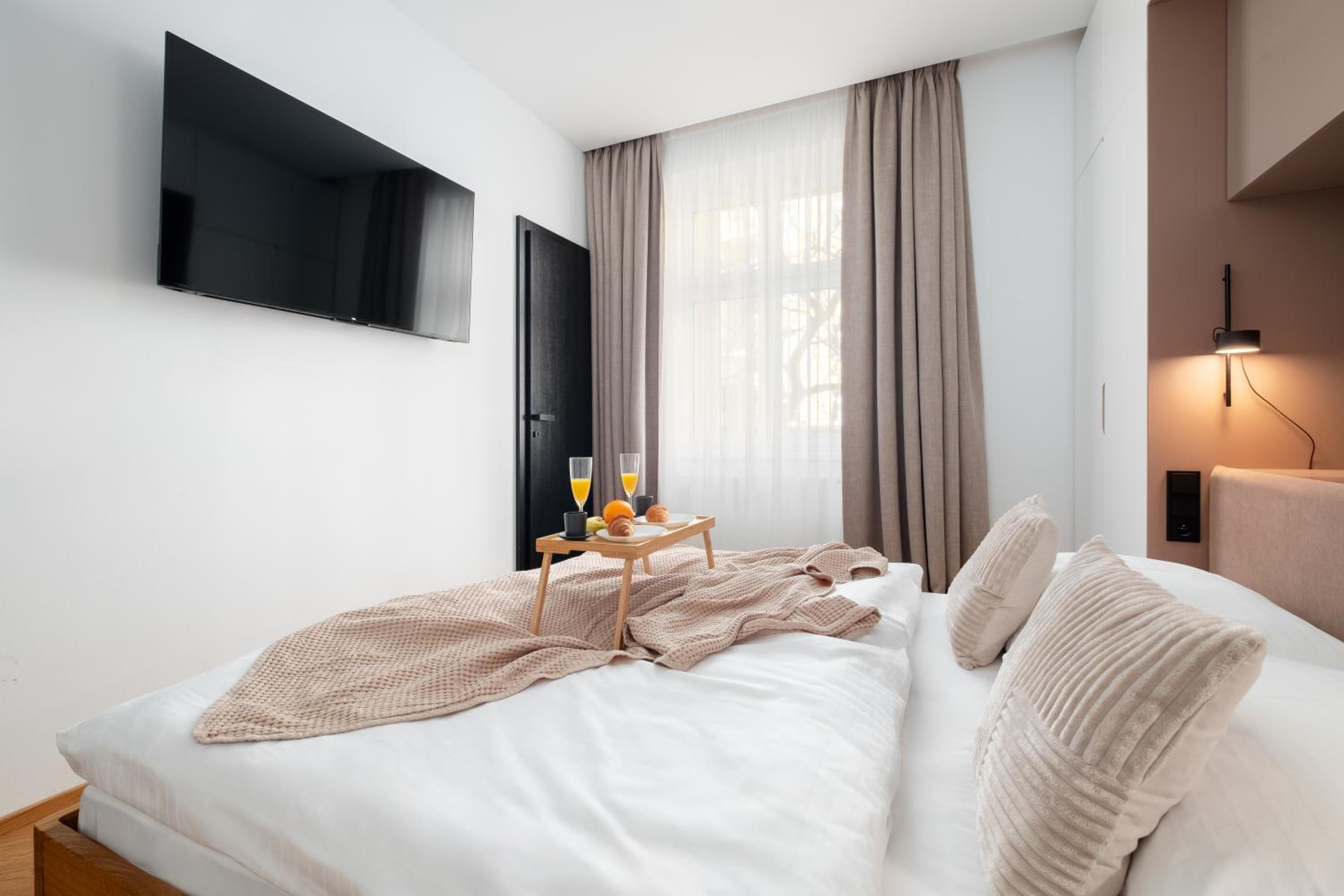 Modern apartment with workspace in Libeň by Prague Days