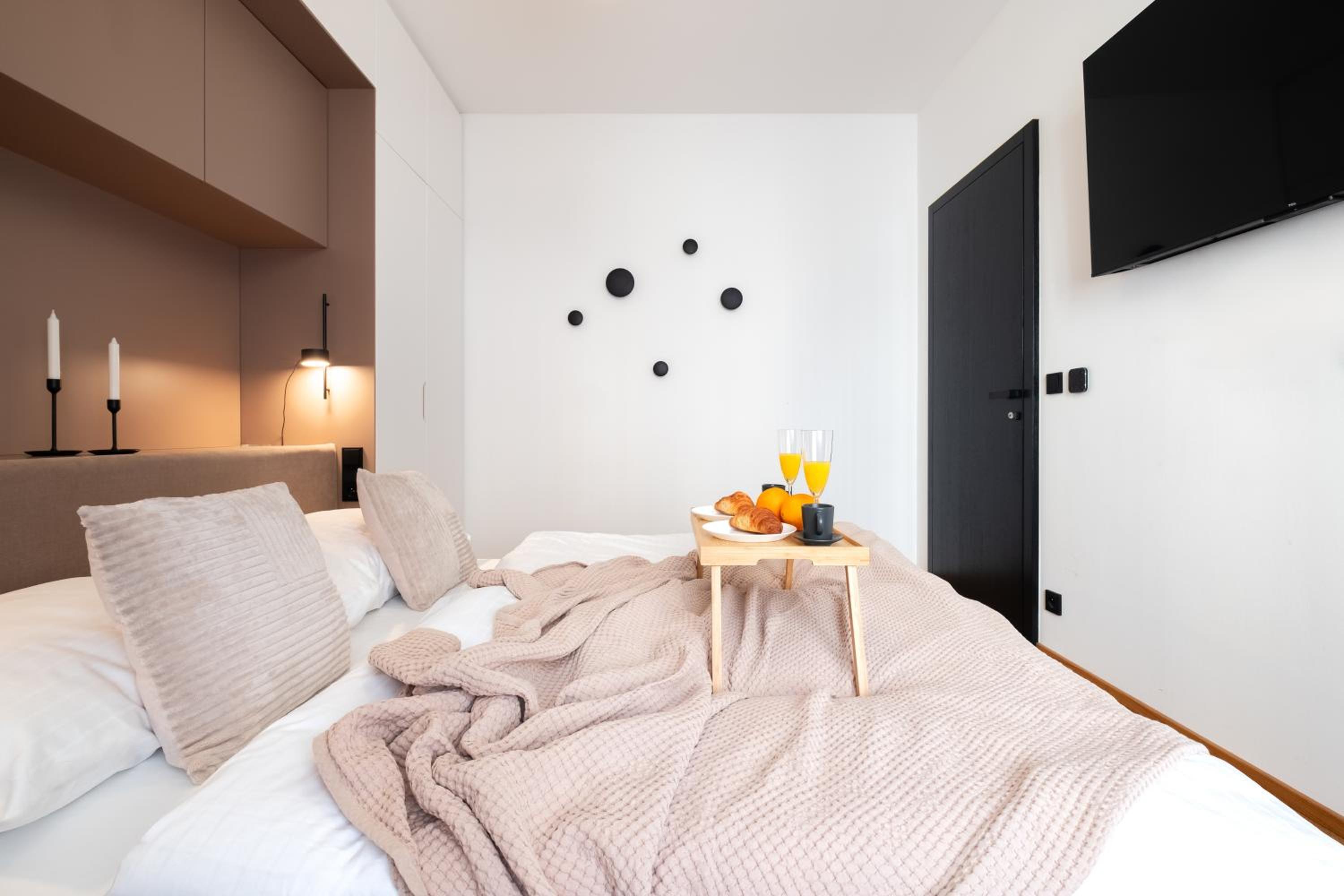 Modern apartment with workspace in Libeň by Prague Days