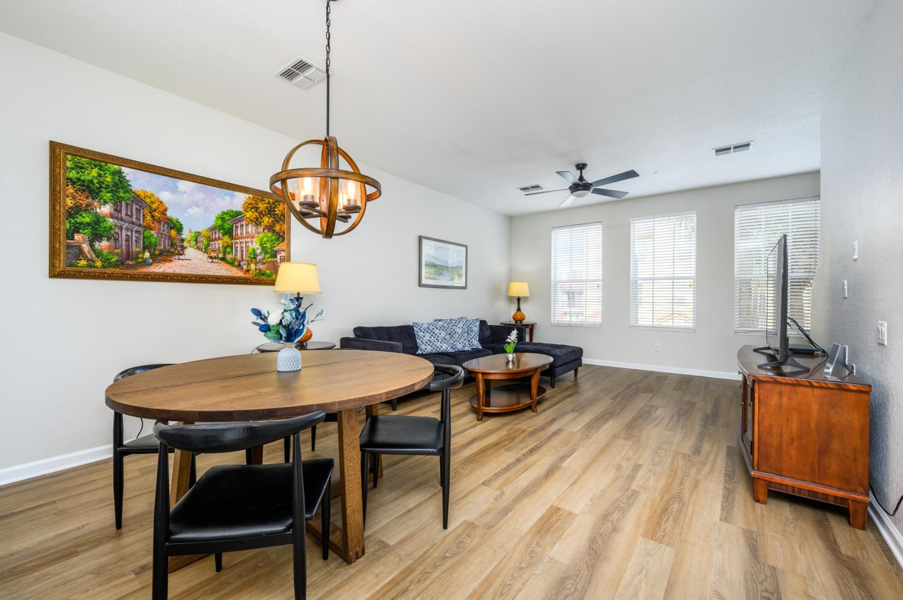 New Listing, Beautiful Townhome, Vista Cay - 4023