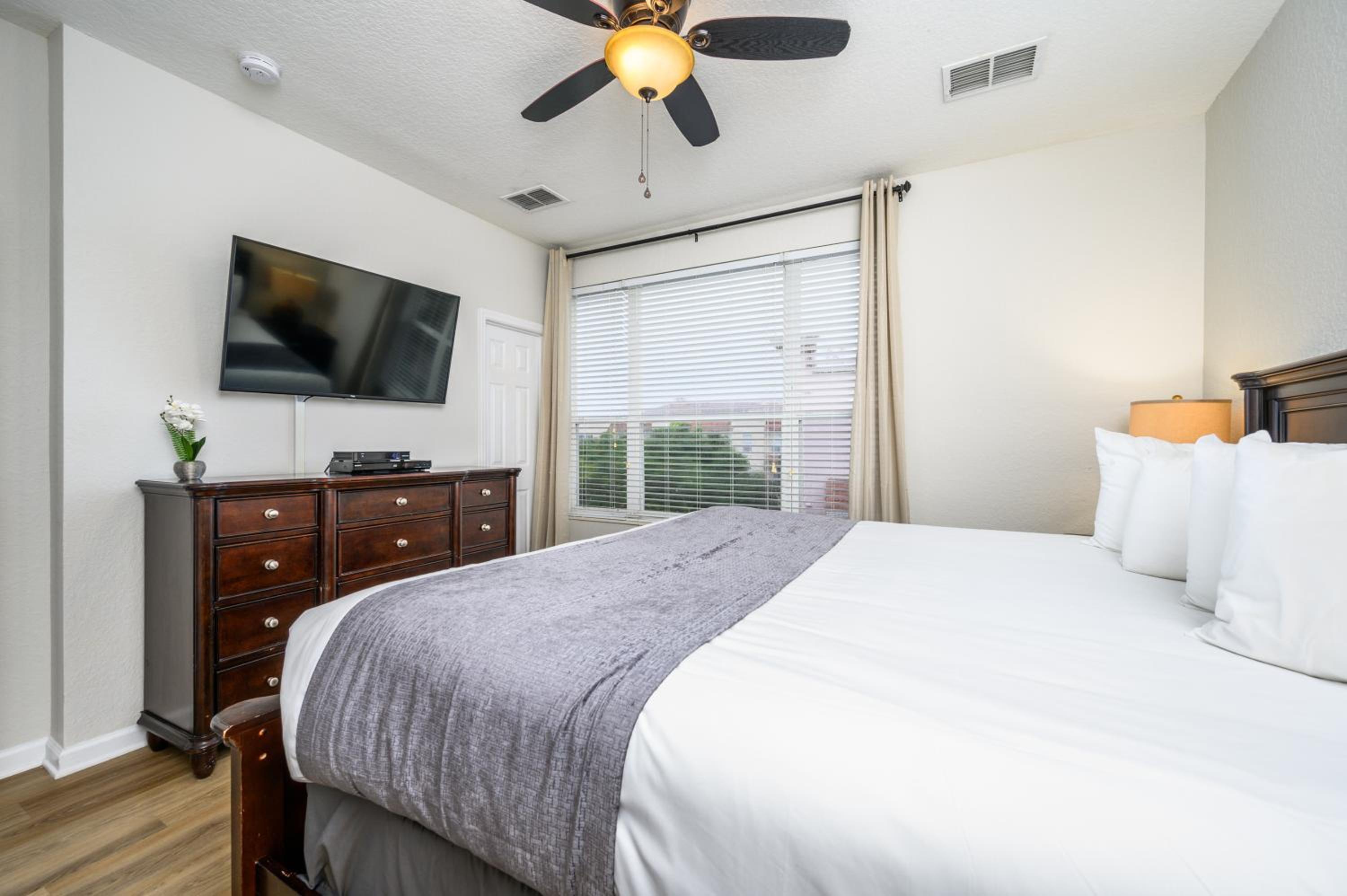 New Listing, Beautiful Townhome, Vista Cay - 4023