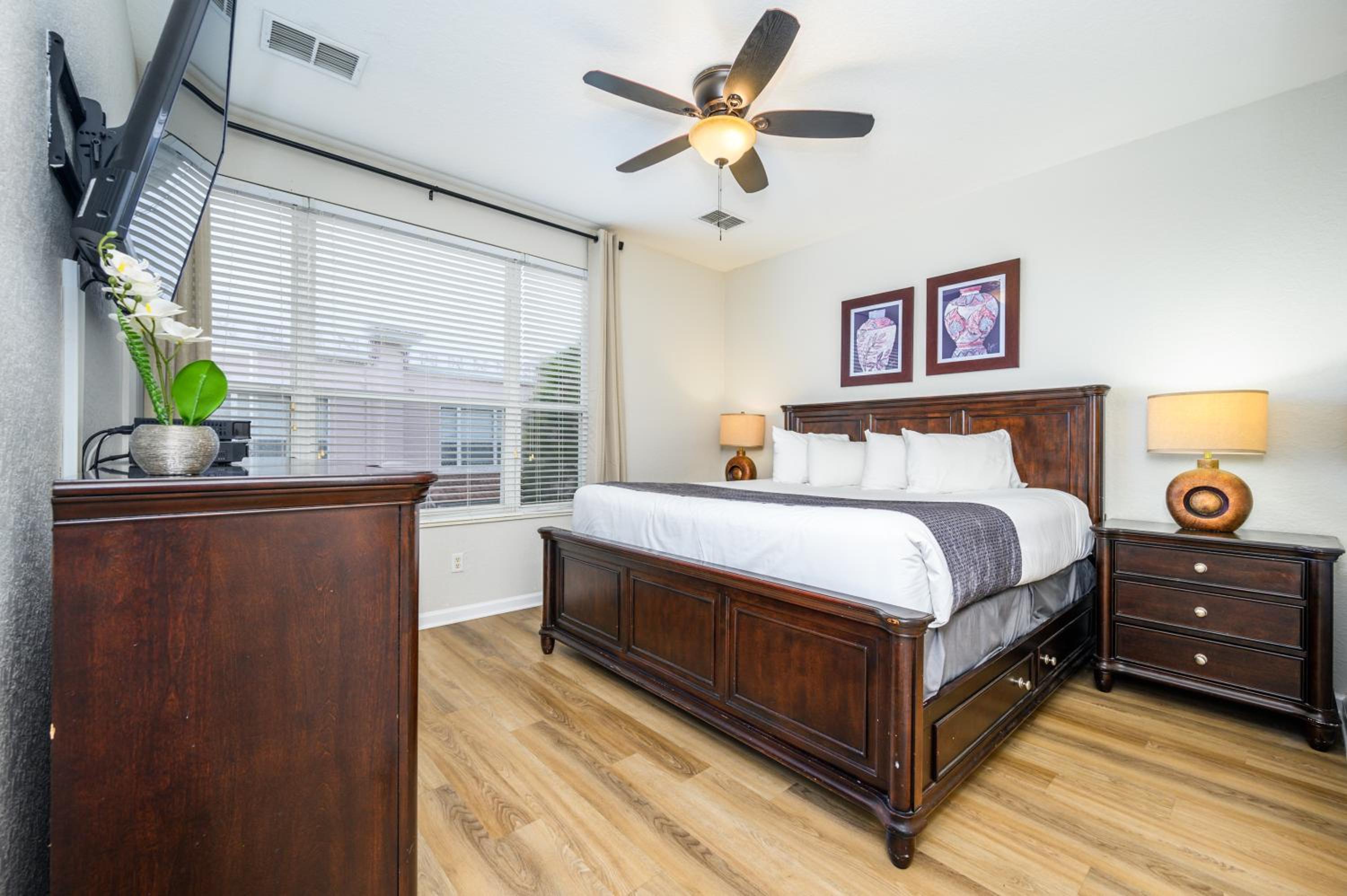 New Listing, Beautiful Townhome, Vista Cay - 4023