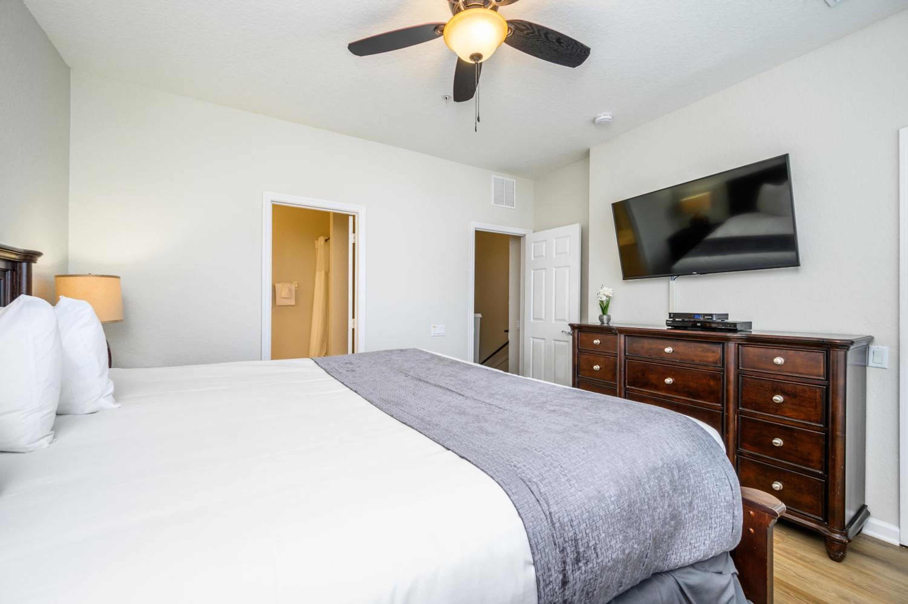 New Listing, Beautiful Townhome, Vista Cay - 4023
