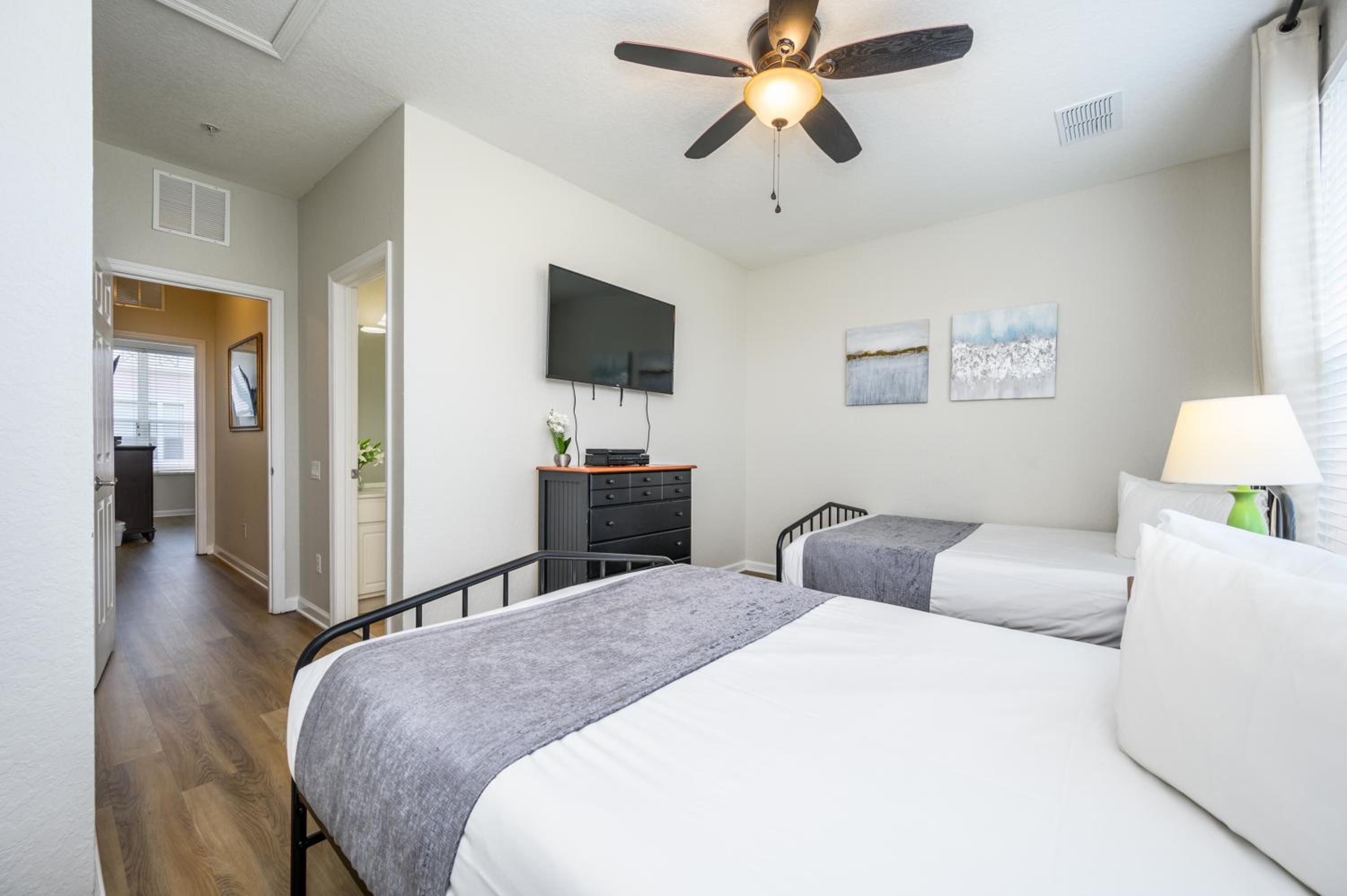 New Listing, Beautiful Townhome, Vista Cay - 4023