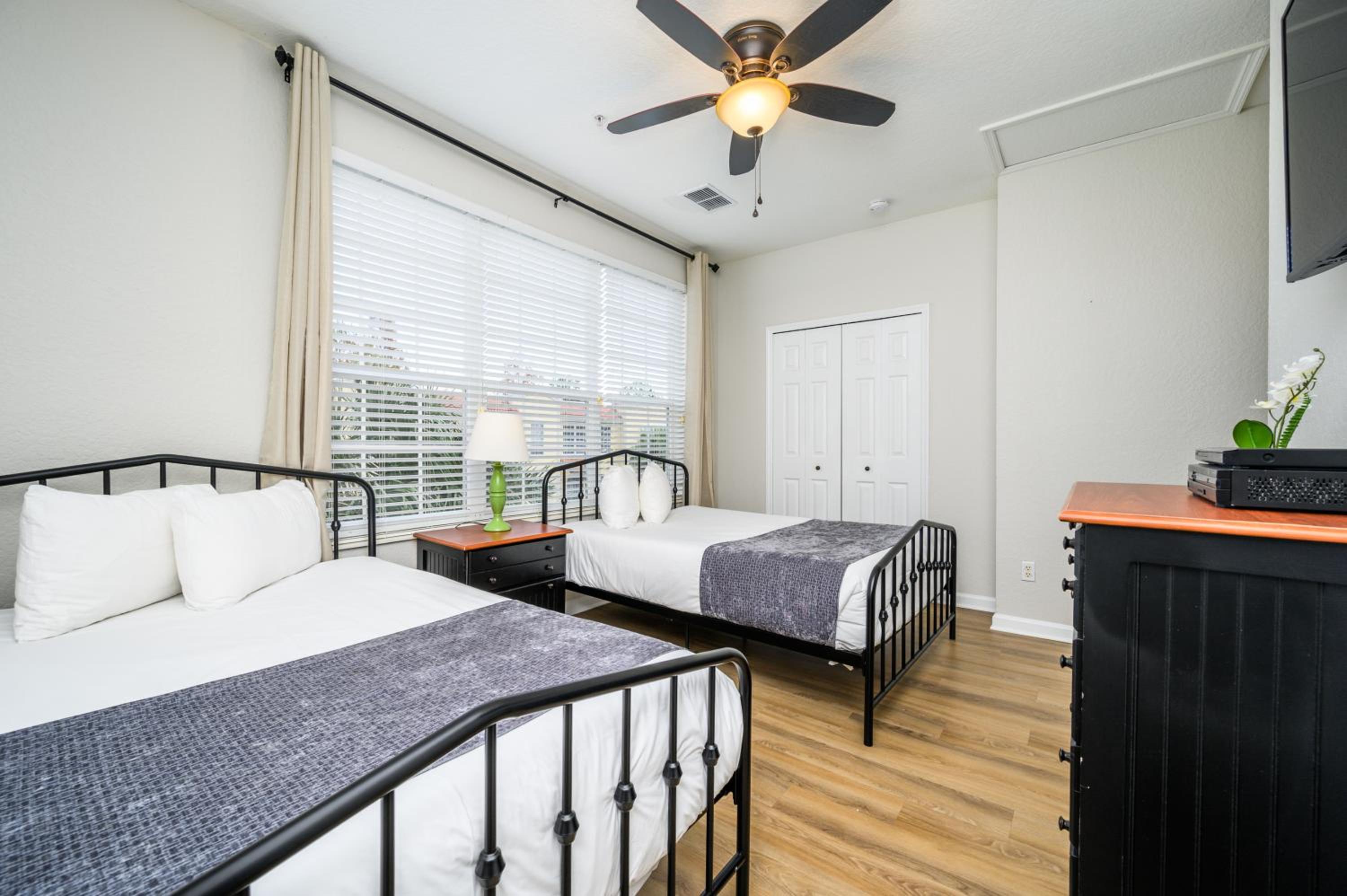 New Listing, Beautiful Townhome, Vista Cay - 4023