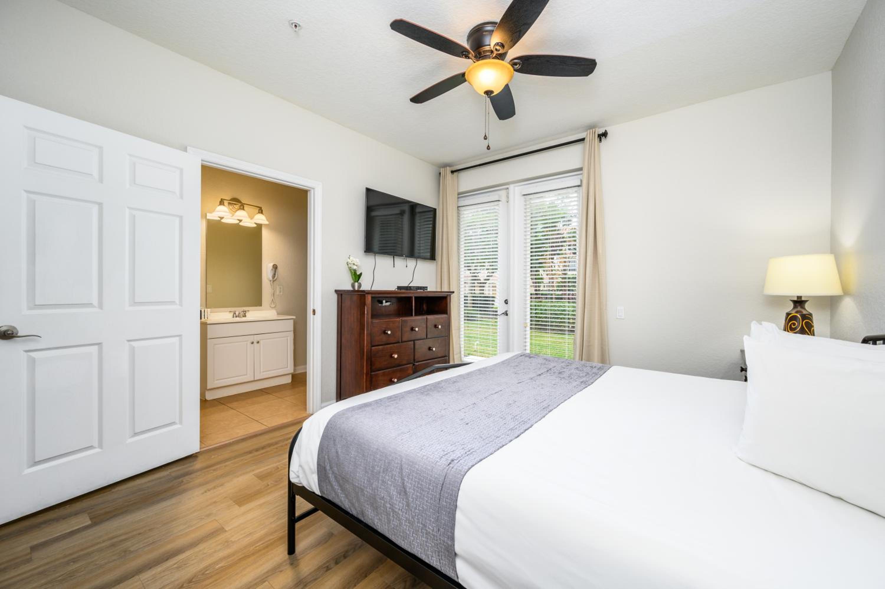 New Listing, Beautiful Townhome, Vista Cay - 4023