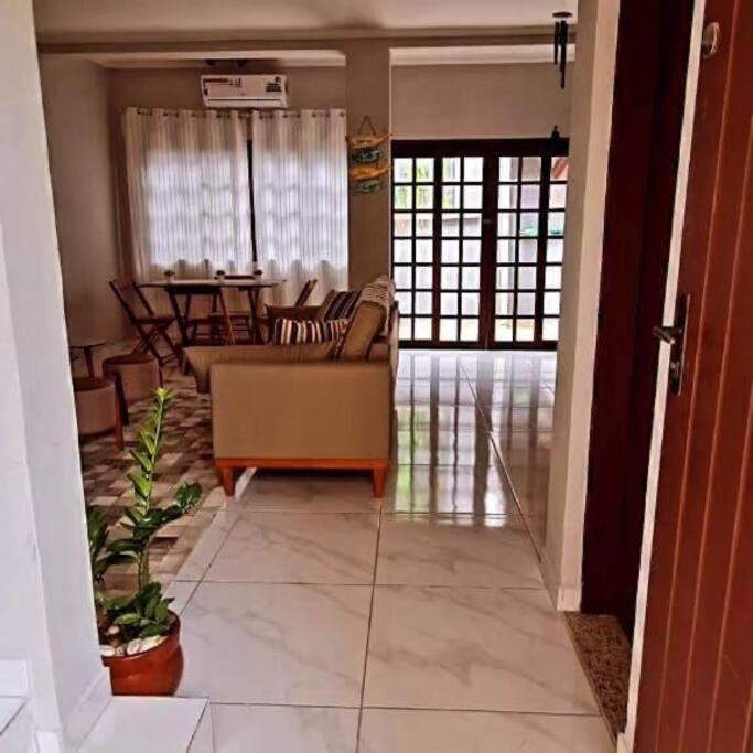 Casa em condomínio próximo à praia