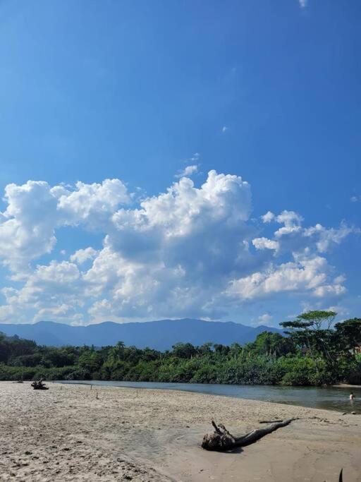 Casa em condomínio próximo à praia