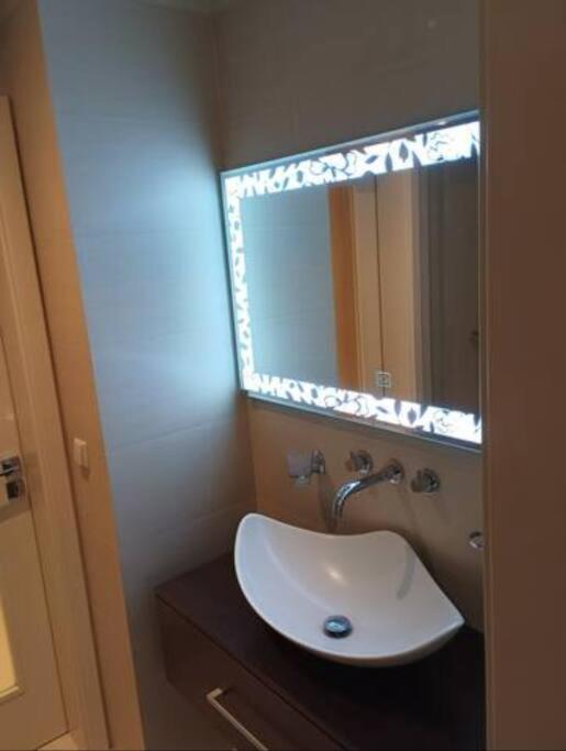 Spacious modern 3 bedroom aparment