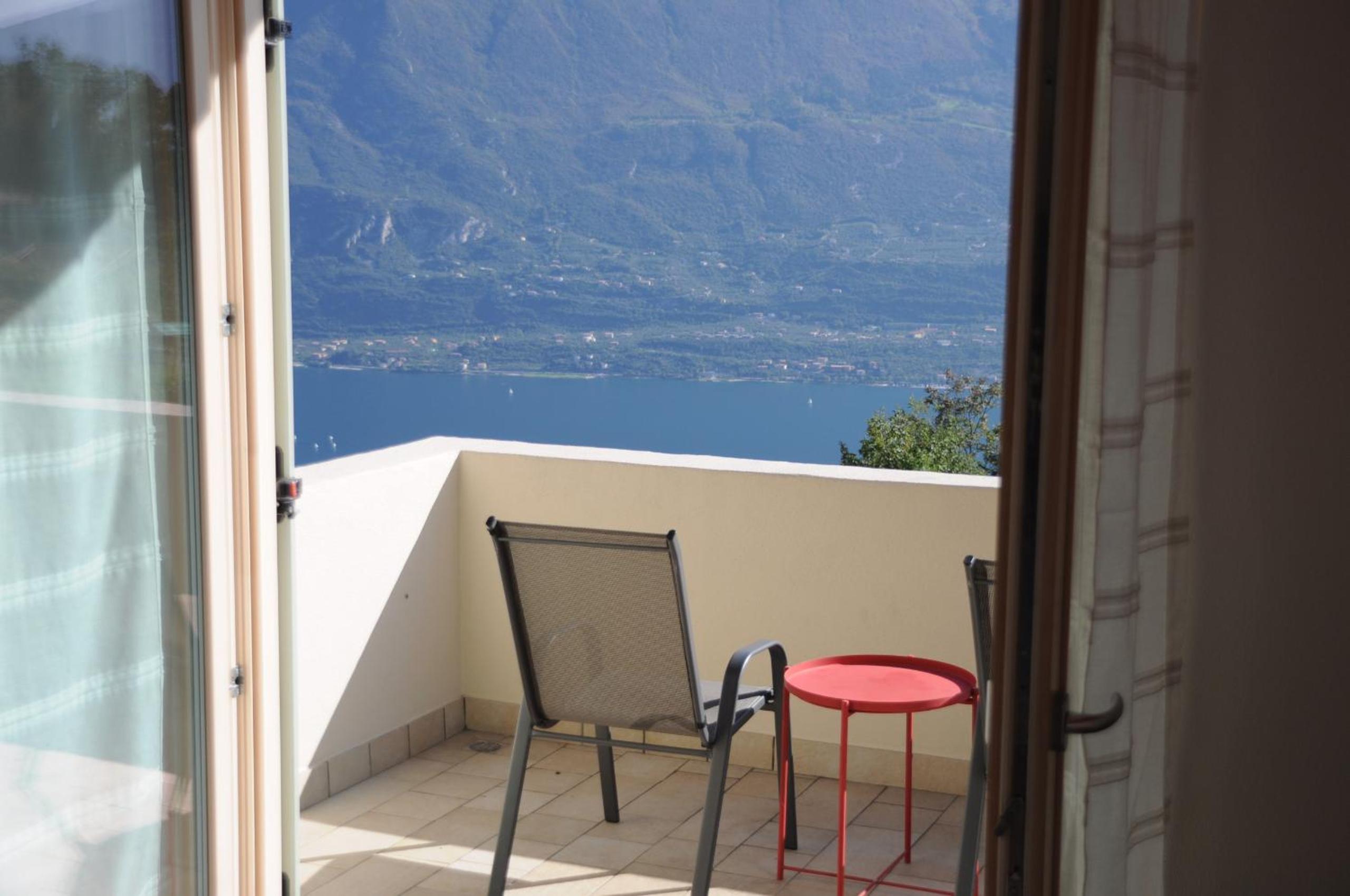 Villetta 56 Blu Yellow and Red Lake view Garden Private Parking by Garda Domus Mea view 4
