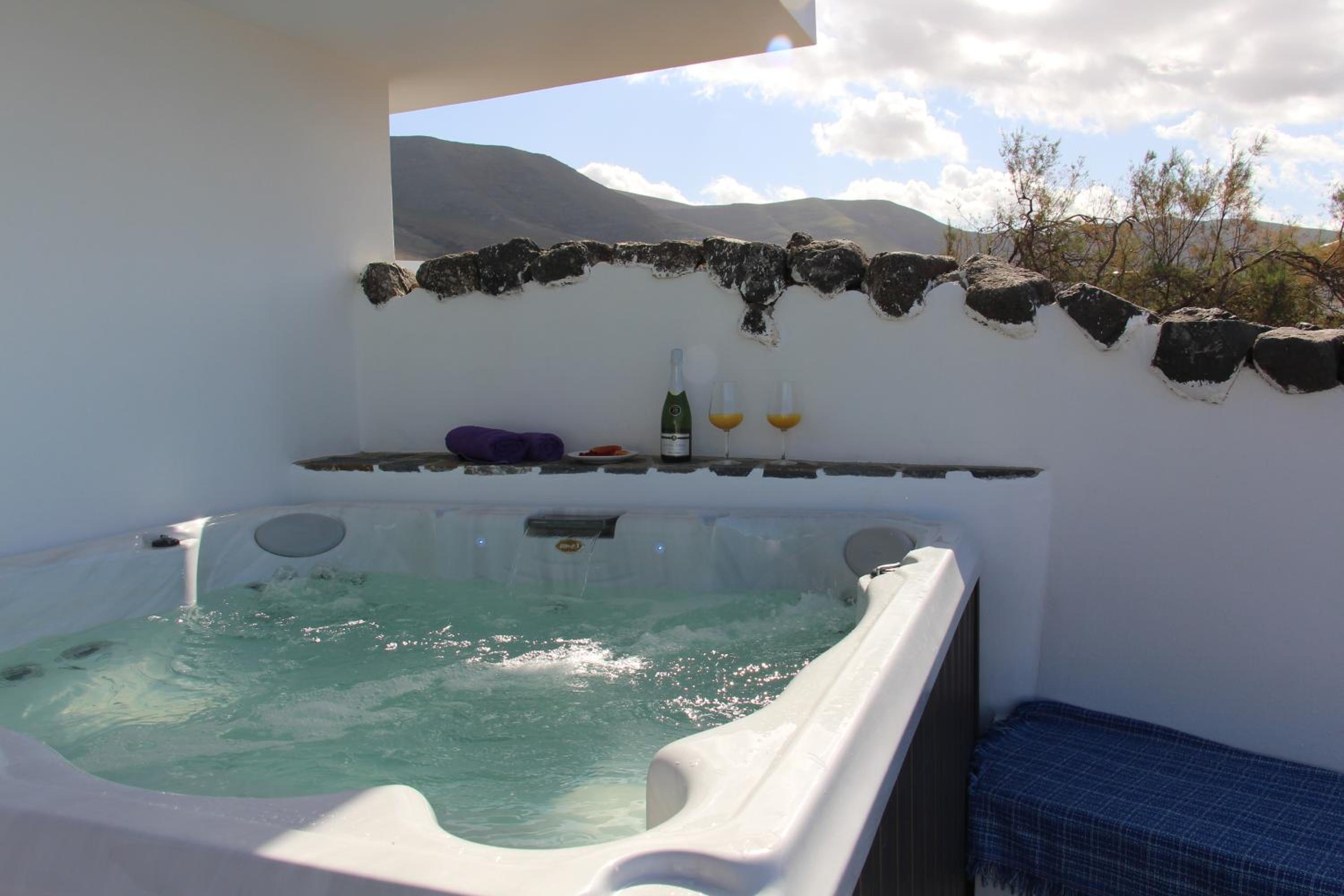 Luxury beach Villa Daida with hot whirlpool Famara