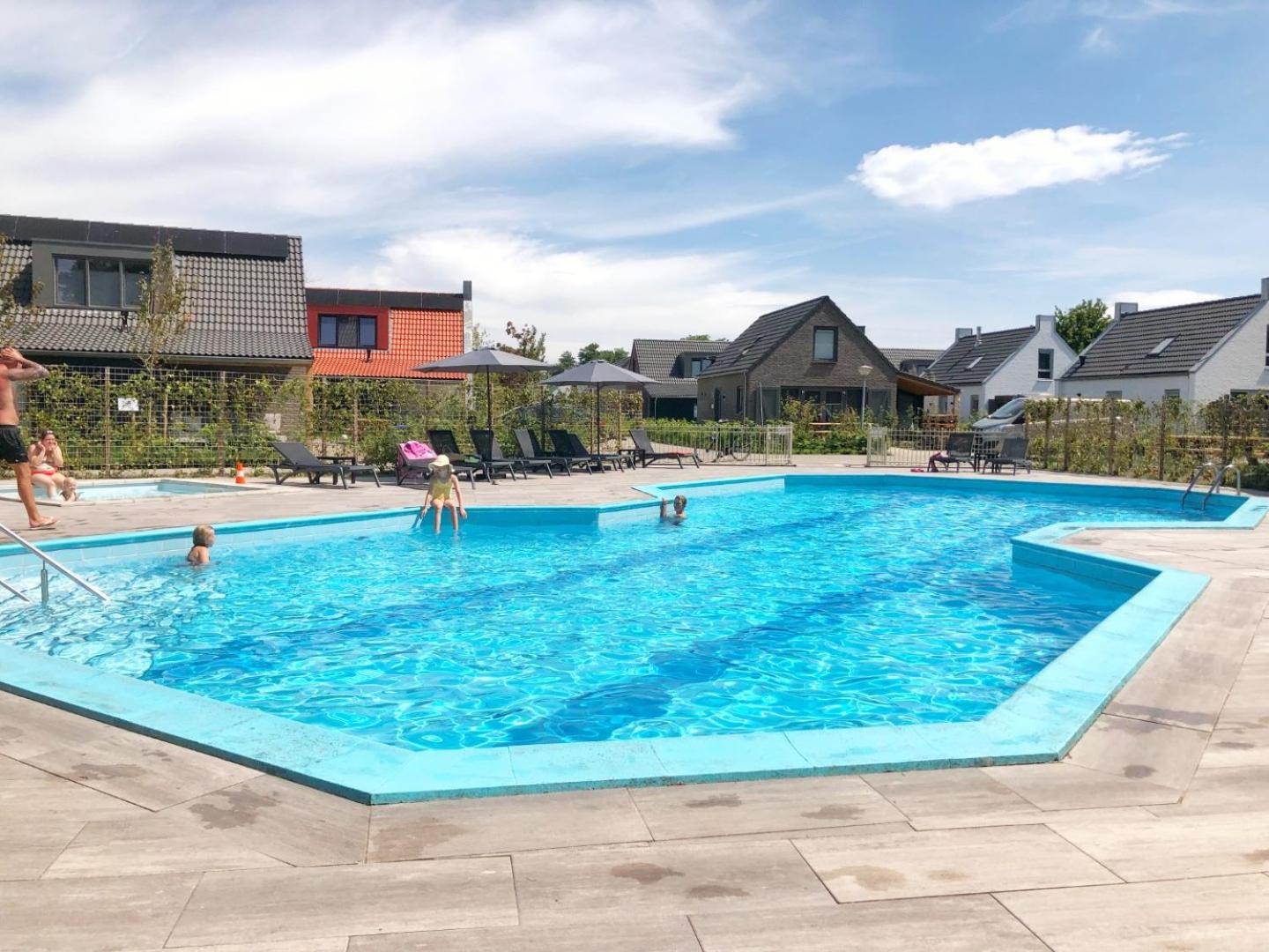 Chalet 531a op Recreatiepark De Wielen view 3