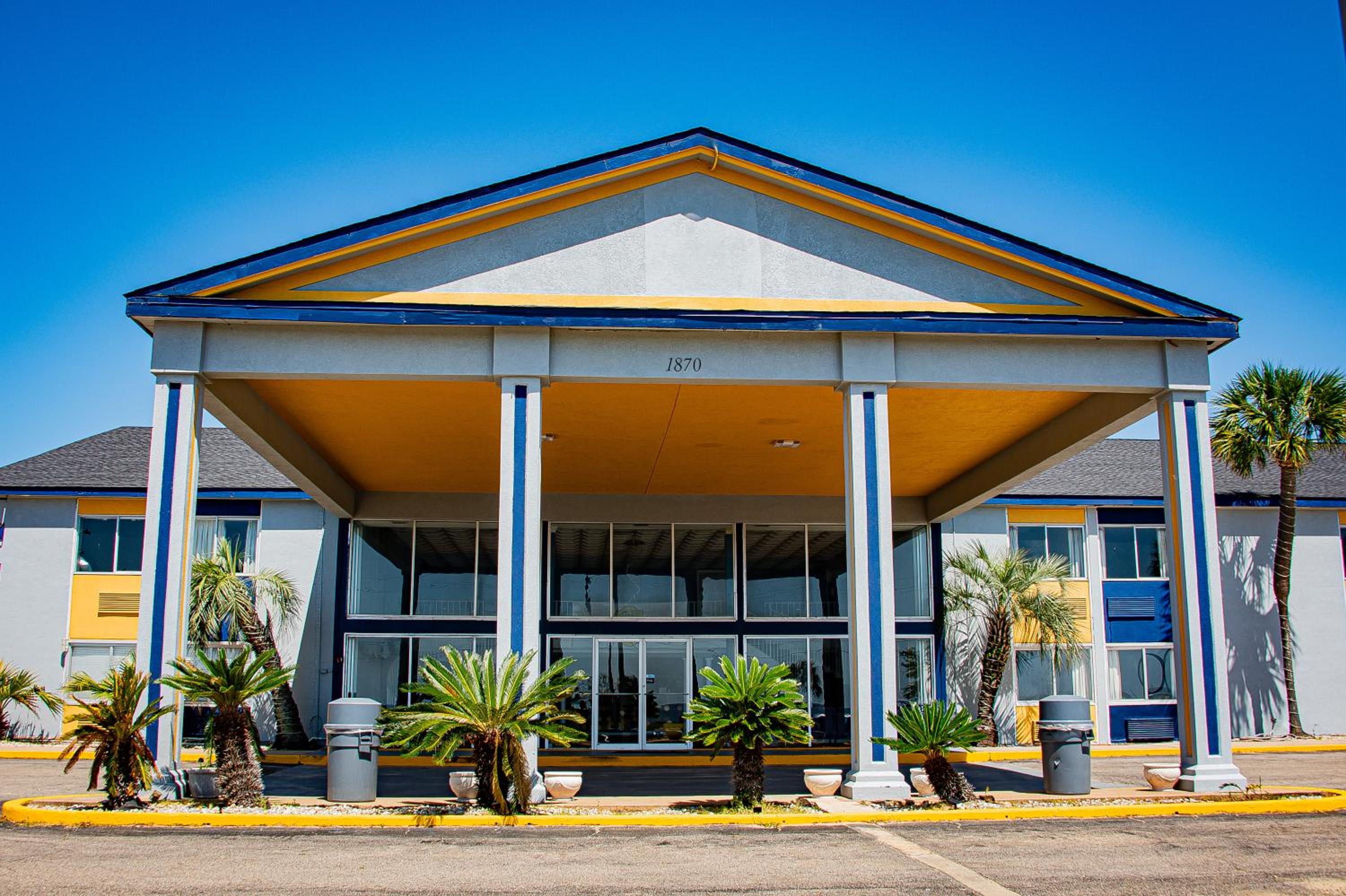 Super 8 by Wyndham Biloxi at the Beach view 3