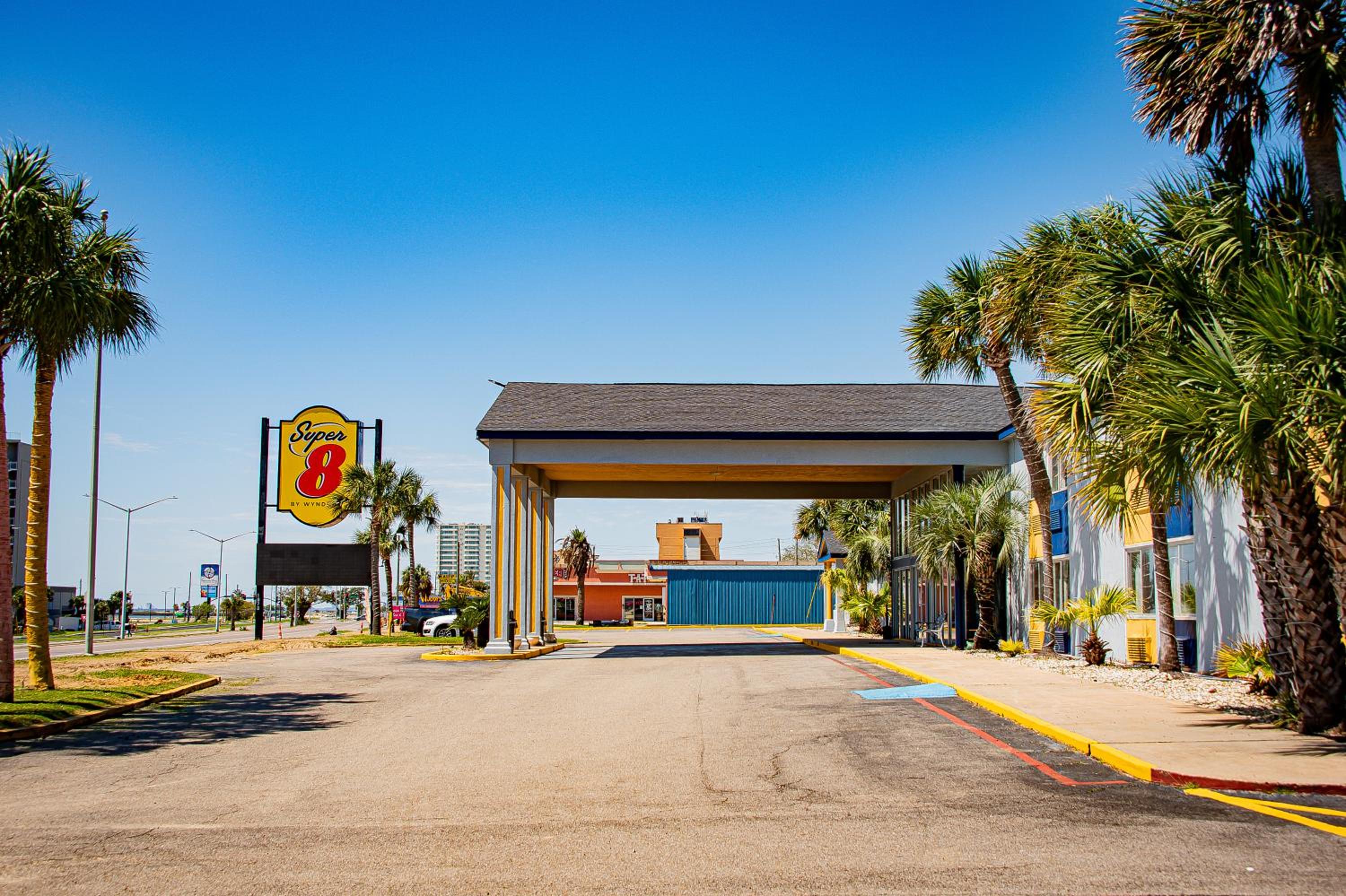 Super 8 by Wyndham Biloxi at the Beach view 4